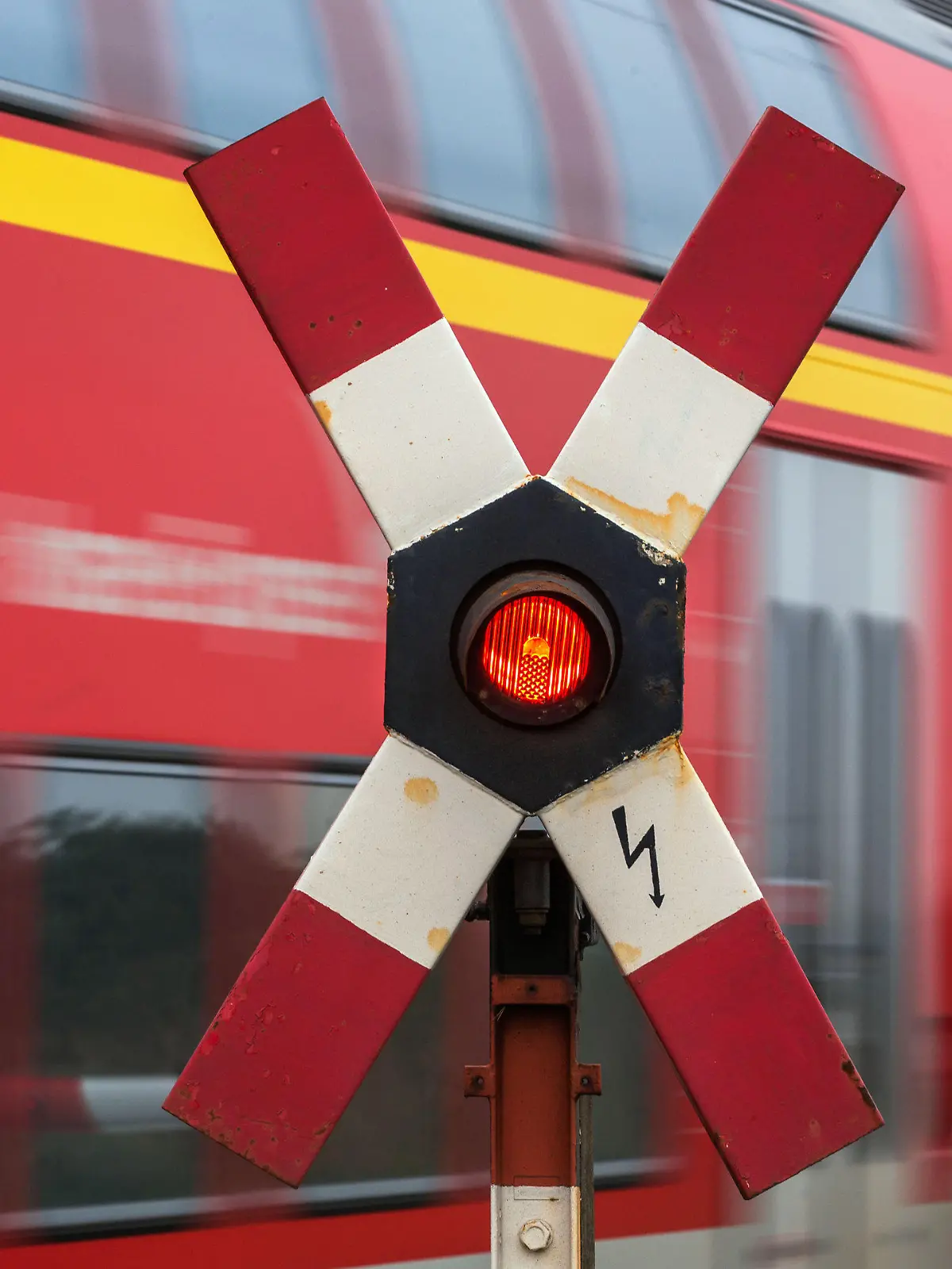 ARCHIV - Ein Personenzug fährt am 16.10.2014 in der Nähe von Schwerin (Mecklenburg-Vorpommern) an einem Bahnübergang mit einem blinkenden Andreaskreuz vorbei. Foto: Jens Büttner/dpa (zu dpa «Lokführer streiken über das Wochenende» vom 17.10.2014) +++(c) dpa - Bildfunk+++