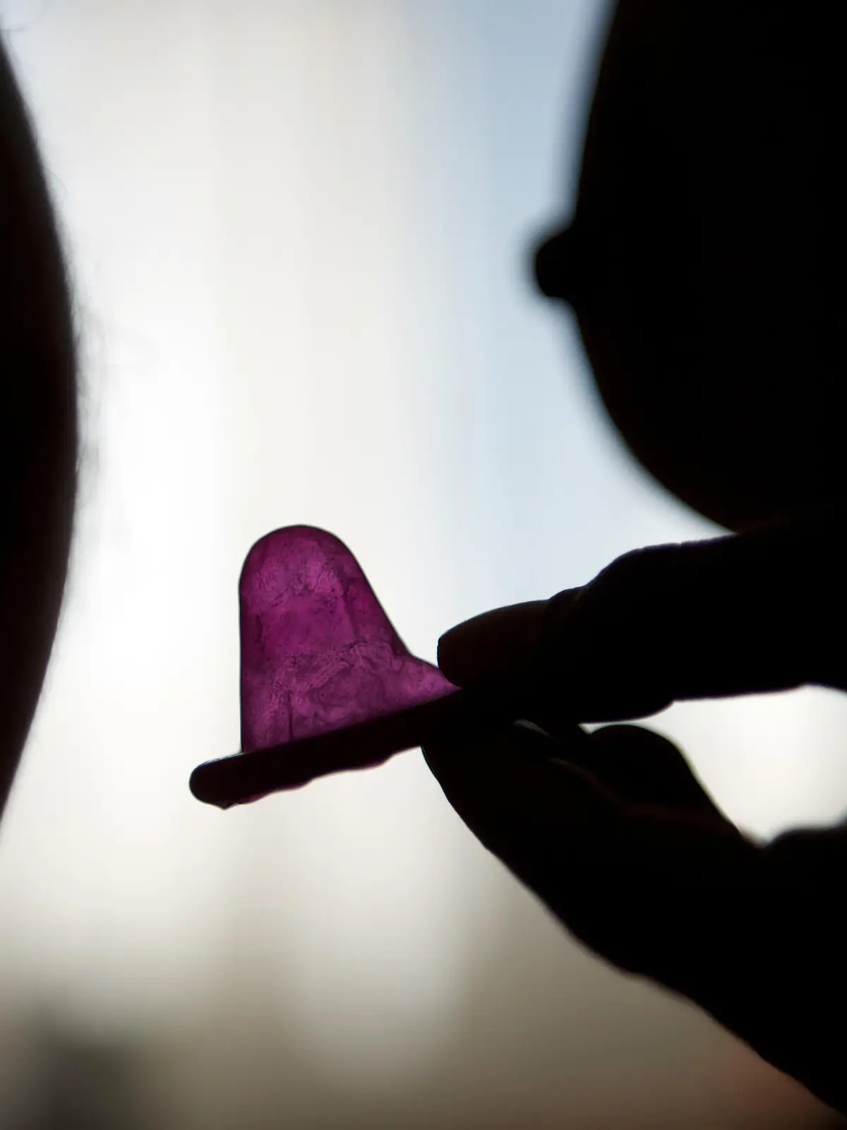 Eine Frau hält ein Kondom vor dem Geschlechtsakt mit ihrem Partner, aufgenommen am 07.05.2011 in Leipzig. Das Benutzen von Kondomen ist die einfachste Art sich vor HIV (Humanes Immundefizienz-Virus), Aids (Acquired Immune Deficiency Syndrome) und anderen Geschlechtskrankheiten zu schützen.   Foto: Peter Endig