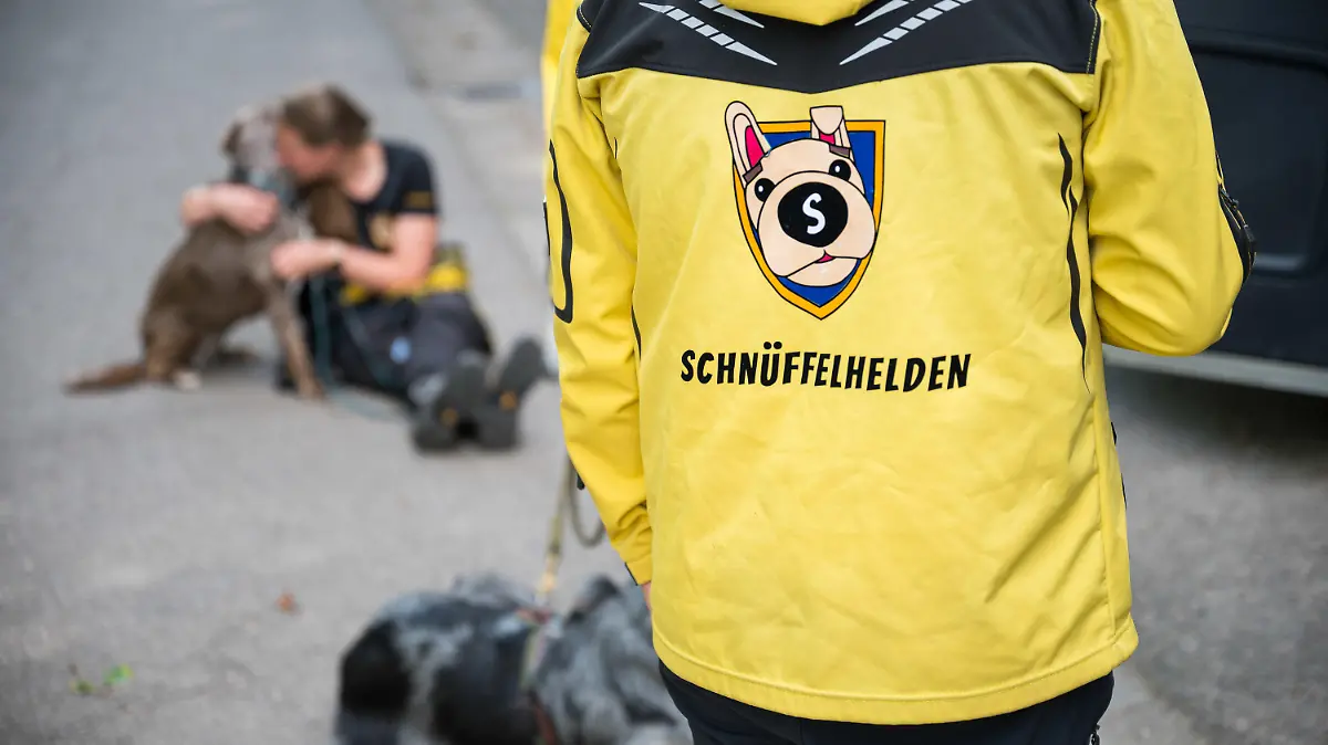 16.08.2021, Saarland, Püttlingen: Das Logo des Vereins "Schnüffelhelden" ist auf einer Jacke zu sehen. Der Verein hilft beim Auffinden von entlaufenen Hunden. (Zu dpa "«Schnüffelhelden» im Einsatz für vermisste Hunde") Foto: Oliver Dietze/dpa +++ dpa-Bildfunk +++