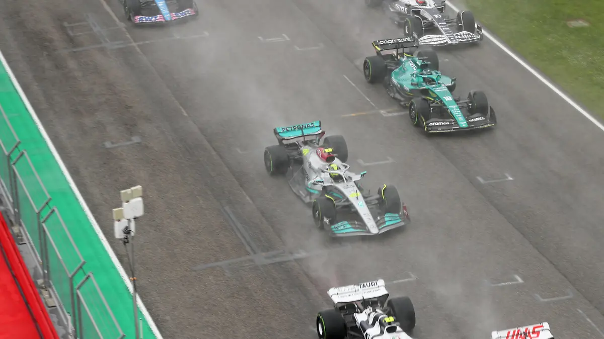  24th April 2022 Imola, Emilia Romagna, Italy. F1 Grand Prix of Italy, Race Day: Mercedes AMG Petronas F1 Team, Lewis Hamilton and Aston Martin Aramco Cognizant F1 Team, Lance Stroll PUBLICATIONxNOTxINxUK ActionPlus12382889 Octane