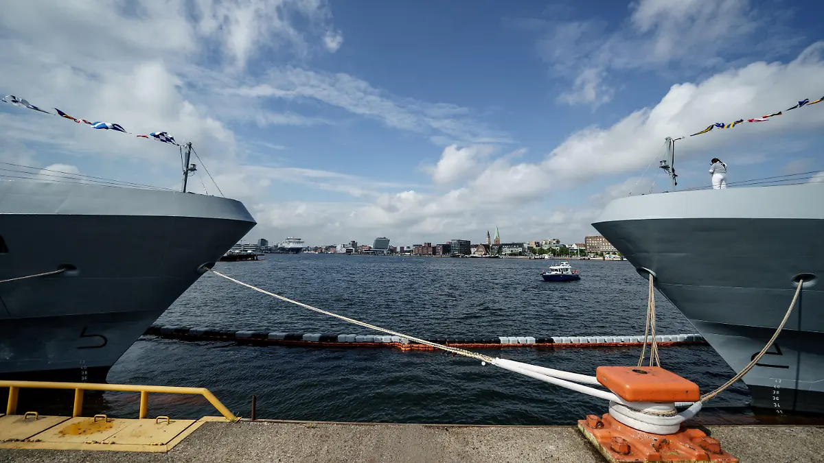 ARCHIV - 27.07.2021, Schleswig-Holstein, Kiel: Wolken ziehen über den Bug der Schiffe I.N.S. Nitzachon (Sieg, l) und I.N.S. Atzmaut (Unabhängigkeit) bei der Übergabe der Korvetten von der Kieler Werft TKMS an die israelische Marine. Der Marineschiffbau gehört zu den wichtigsten industriellen Branchen in Schleswig-Holstein (zu dpa «Festakt und Bürgerfest auf Schloss Gottorf zum 75. Landesgeburtstag» Foto: Axel Heimken/dpa +++ dpa-Bildfunk +++