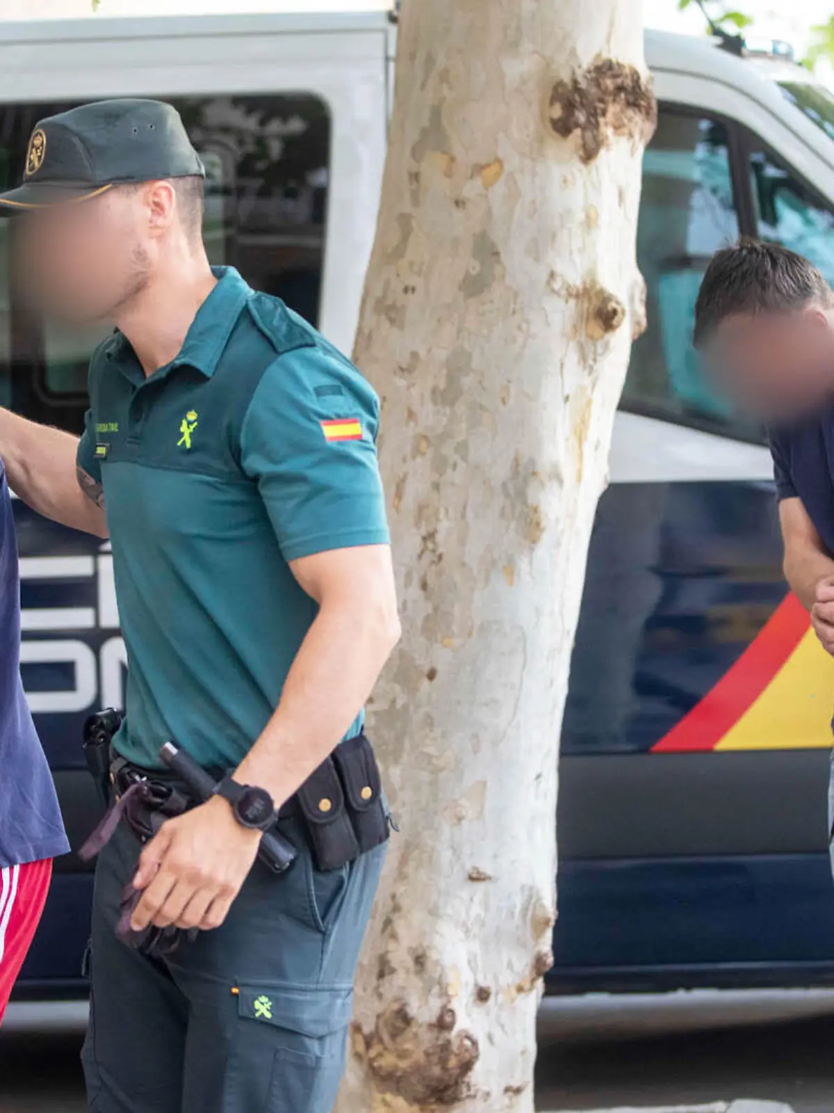 Zwei der insgesamt dreizehn Urlauber aus Deutschland bei einer Haftvorführung auf Mallorca. Den Männern wird vorgeworfen, Zigarettenkippen auf ein Schilfrohrdach geworfen und so einen Brand ausgelöst zu haben.