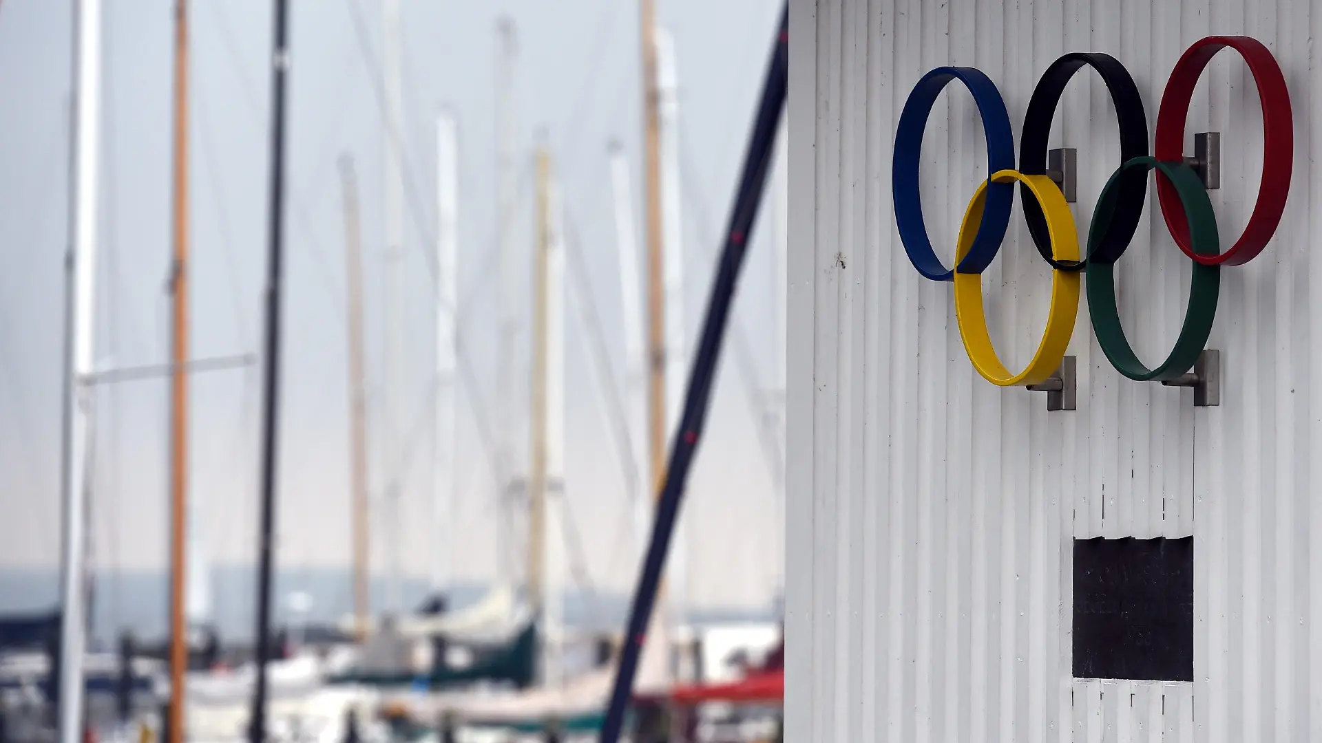 ARCHIV - Die Olympischen Ringe sind am 29.08.2014 am Yachthafen in Kiel (Schleswig-Holstein) zu sehen, hier wurden 1936 die Olympischen Segelwettbewerbe ausgetragen. Im Falle eines Zuschlags für Olympische Sommerspiele 2024 oder 2028 könnte Hamburg die Segel-Wettkämpfe auf der Ostsee bei Kiel austragen. Foto: Carsten Rehder/dpa (zu dpa-Meldung: «Deutschland bewirbt sich um die Olympischen Spiele 2024» vom 28.10.2014) +++(c) dpa - Bildfunk+++