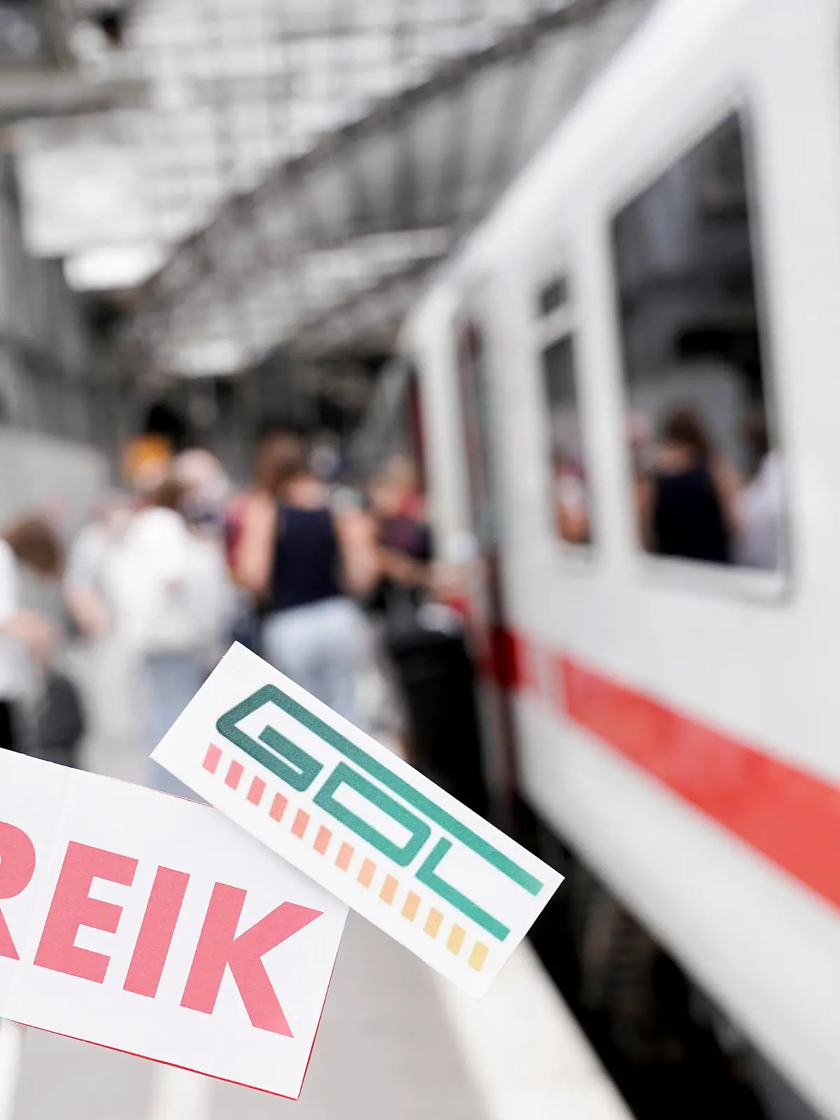 News Bilder des Tages Streik der Lokfuehrergewerkschaft GDL Aktuell, 12.08.2021, Koeln, Symbolbild Schild mit der Aufschrift Streik am Hauptbahnhof Koeln zum Streik der Lokfuehrergewerkschaft GDL Gewerkschaft Deutscher Lokomotivfuehrer. Verhandlungen zwischen Lokfuehrergewerkschaft GDL und Deutscher Bahn ergaben keine Einigung gab, dadurch wurden zu Streiks im Personenverkehr aufgerufen. Tausende Reisende und Fahrgaeste sind davon betroffen und muessen sich auf Zugausfaelle und Verspaetungen zurechtfinden und verteilen sich auf vereinzelt fahrende Zuege. Property Release/ Genehmigung der DB liegt vor Deutschland *** Strike of the engine drivers union GDL Current, 12 08 2021, Cologne, symbol picture Sign with the inscription strike at the main station Col