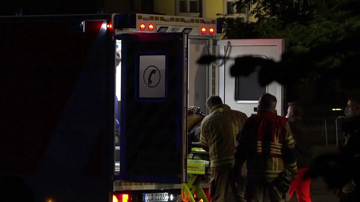 Über Notruf meldeten mehrere Anrufer den Rettungsdiensten und der Polizei einen durch Feuer schwer verletzten Mann. Als die Beamten kurz darauf am Tatort eintrafen, befand sich das Opfer an der Bushaltestelle und wurde dort von Ersthelfern versorgt.