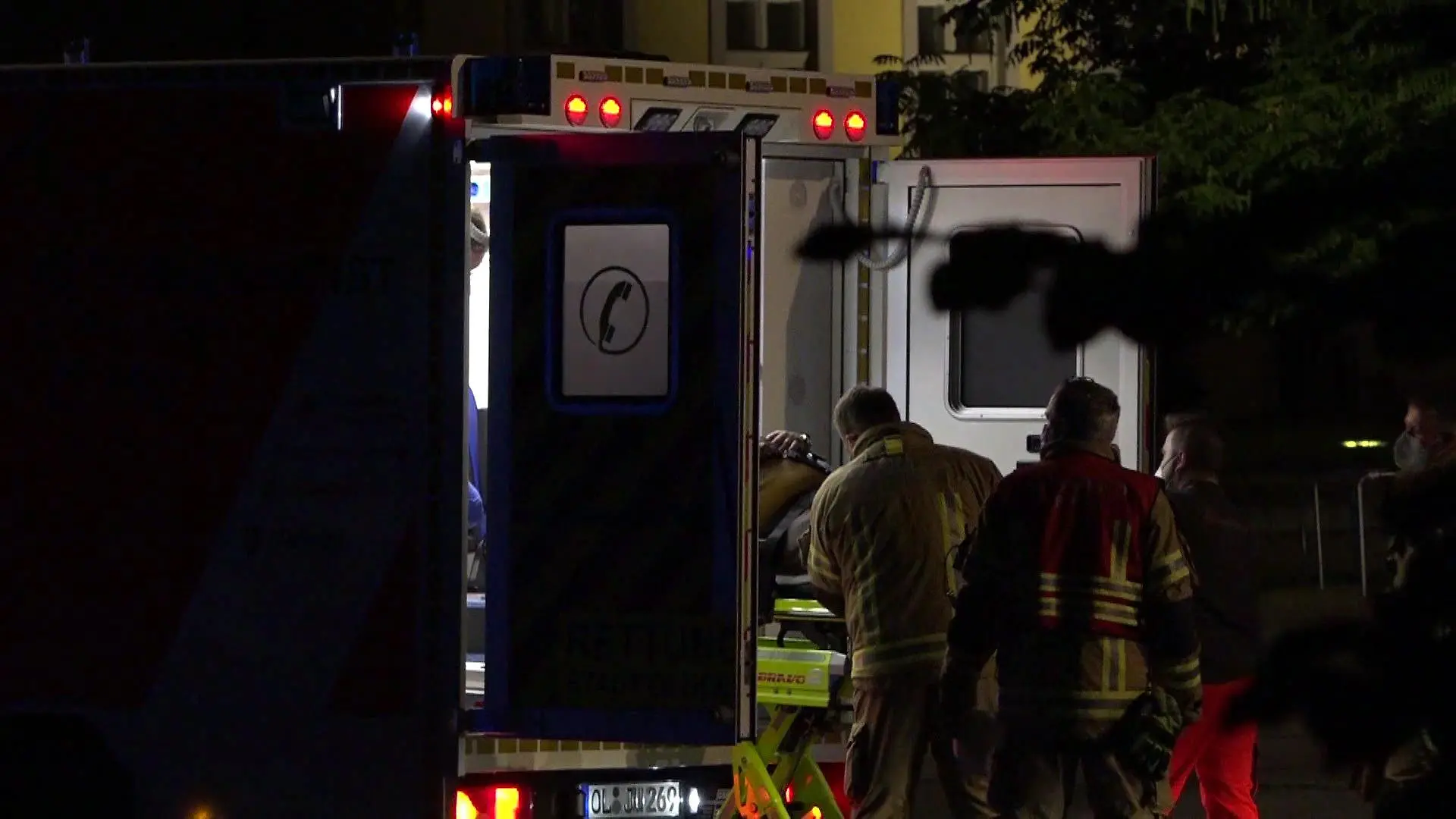 Über Notruf meldeten mehrere Anrufer den Rettungsdiensten und der Polizei einen durch Feuer schwer verletzten Mann. Als die Beamten kurz darauf am Tatort eintrafen, befand sich das Opfer an der Bushaltestelle und wurde dort von Ersthelfern versorgt.