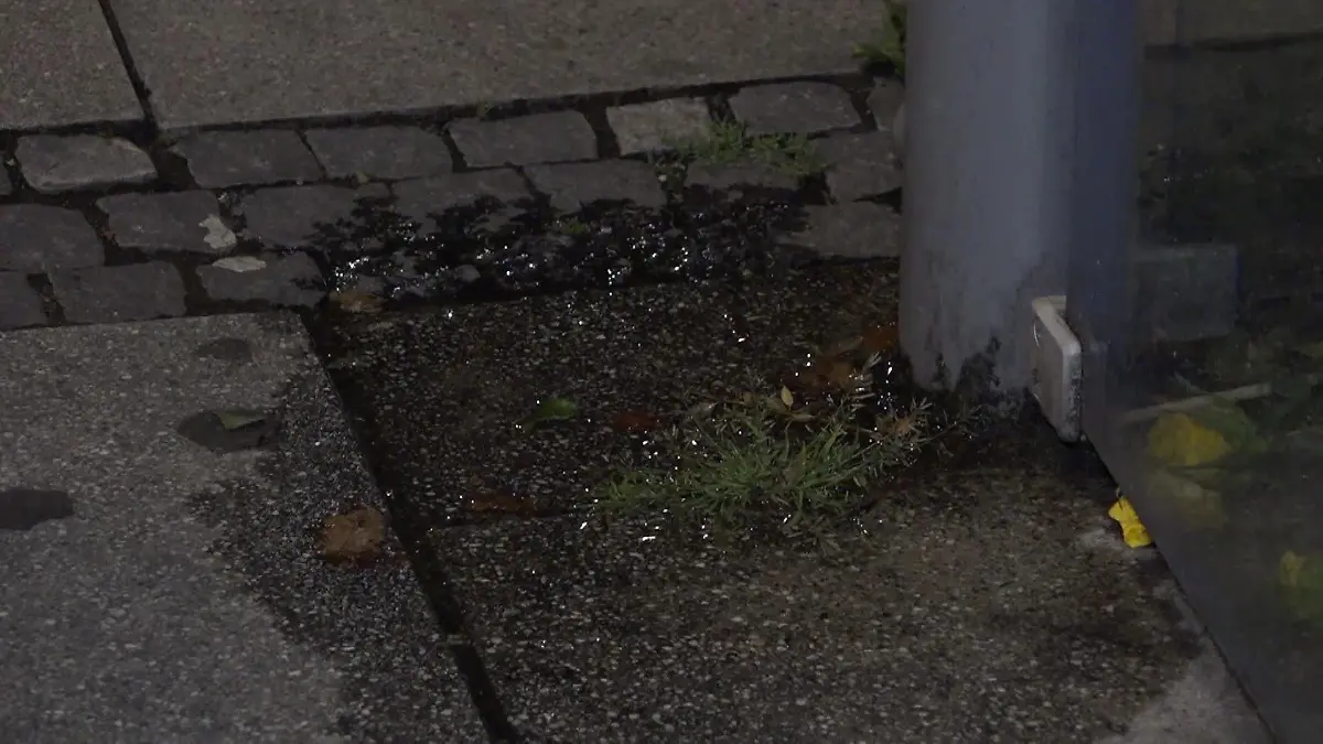 Über Notruf meldeten mehrere Anrufer den Rettungsdiensten und der Polizei einen durch Feuer schwer verletzten Mann. Als die Beamten kurz darauf am Tatort eintrafen, befand sich das Opfer an der Bushaltestelle und wurde dort von Ersthelfern versorgt.