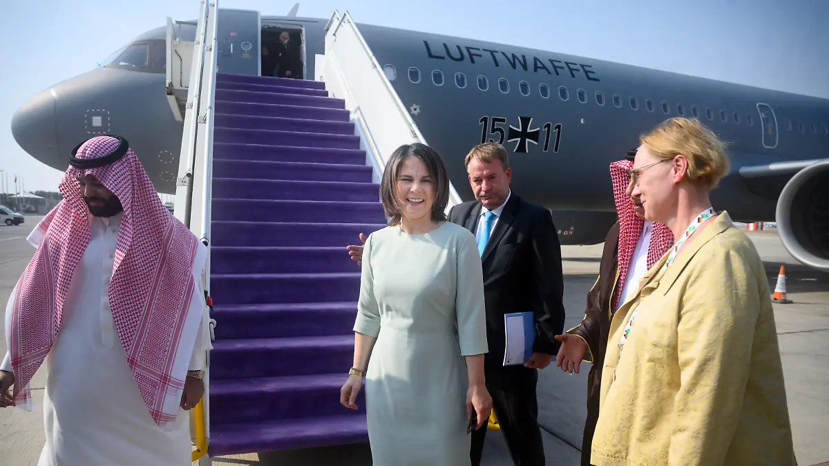 Annalena Baerbock (Bündnis 90/Die Grünen, vorne M), Bundesaußenministerin, steigt auf dem King Abdulaziz International Airport aus einem Flugzeug der Flugbereitschaft der Bundeswehr und wird von Dieter Lamlé (hinten M), Botschafter Deutschlands in Saudi-Arabien, begrüßt. Außenministerin Baerbock besucht bei ihrer dreitägigen Reise an den Persischen Golf die Länder Saudi-Arabien und die Vereinigten Arabischen Emirate.