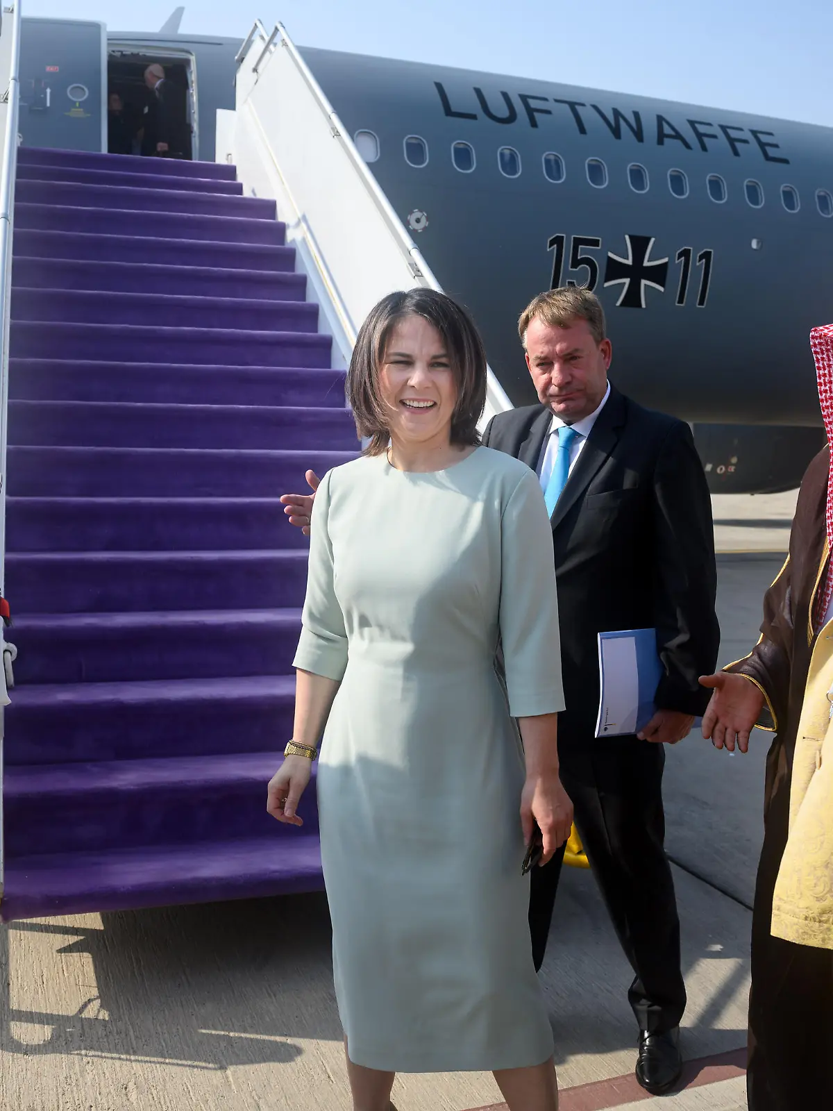 Annalena Baerbock (Bündnis 90/Die Grünen, vorne M), Bundesaußenministerin, steigt auf dem King Abdulaziz International Airport aus einem Flugzeug der Flugbereitschaft der Bundeswehr und wird von Dieter Lamlé (hinten M), Botschafter Deutschlands in Saudi-Arabien, begrüßt. Außenministerin Baerbock besucht bei ihrer dreitägigen Reise an den Persischen Golf die Länder Saudi-Arabien und die Vereinigten Arabischen Emirate.
