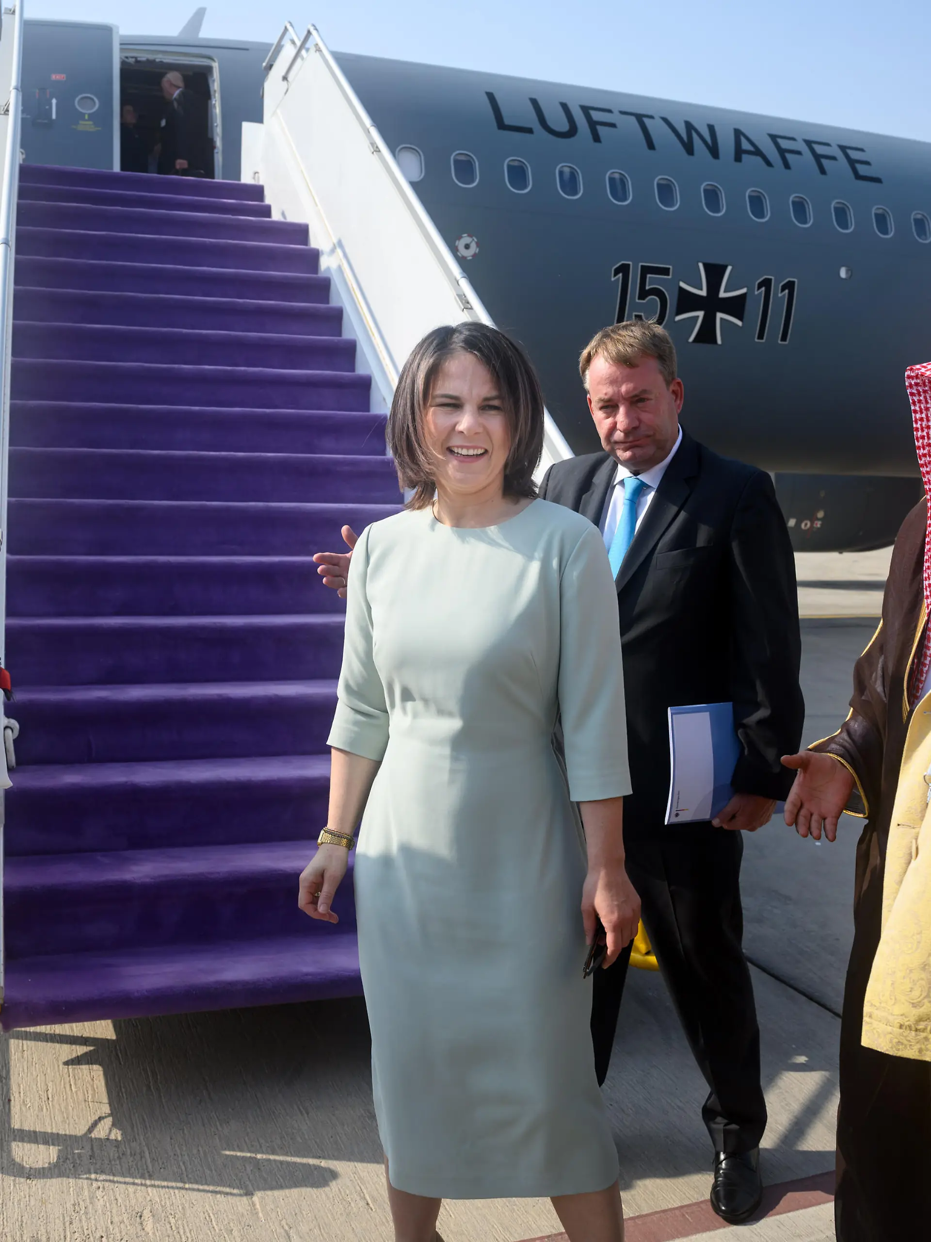 Annalena Baerbock (Bündnis 90/Die Grünen, vorne M), Bundesaußenministerin, steigt auf dem King Abdulaziz International Airport aus einem Flugzeug der Flugbereitschaft der Bundeswehr und wird von Dieter Lamlé (hinten M), Botschafter Deutschlands in Saudi-Arabien, begrüßt. Außenministerin Baerbock besucht bei ihrer dreitägigen Reise an den Persischen Golf die Länder Saudi-Arabien und die Vereinigten Arabischen Emirate.