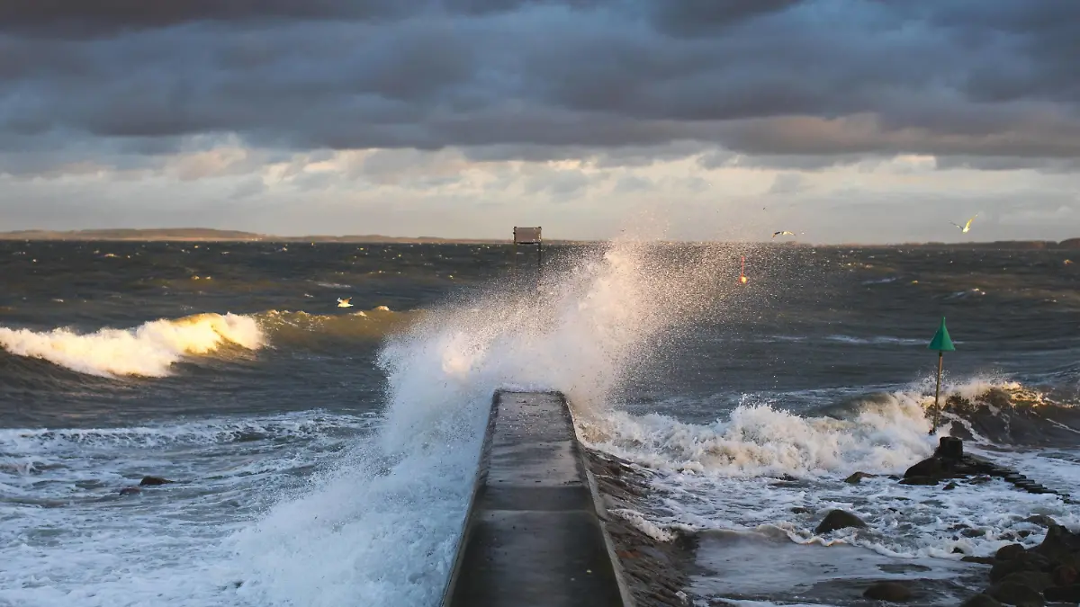 Behrensdorf, 4. Januar 2017 - Sturmflut an der schleswig-holsteinischen Ostseeküste PUBLICATIONxINxGERxSUIxAUTxHUNxONLY
Behrensdorf 4 January 2017 Storm surge to the Schleswig Holstein Baltic Sea coast PUBLICATIONxINxGERxSUIxAUTxHUNxONLY
