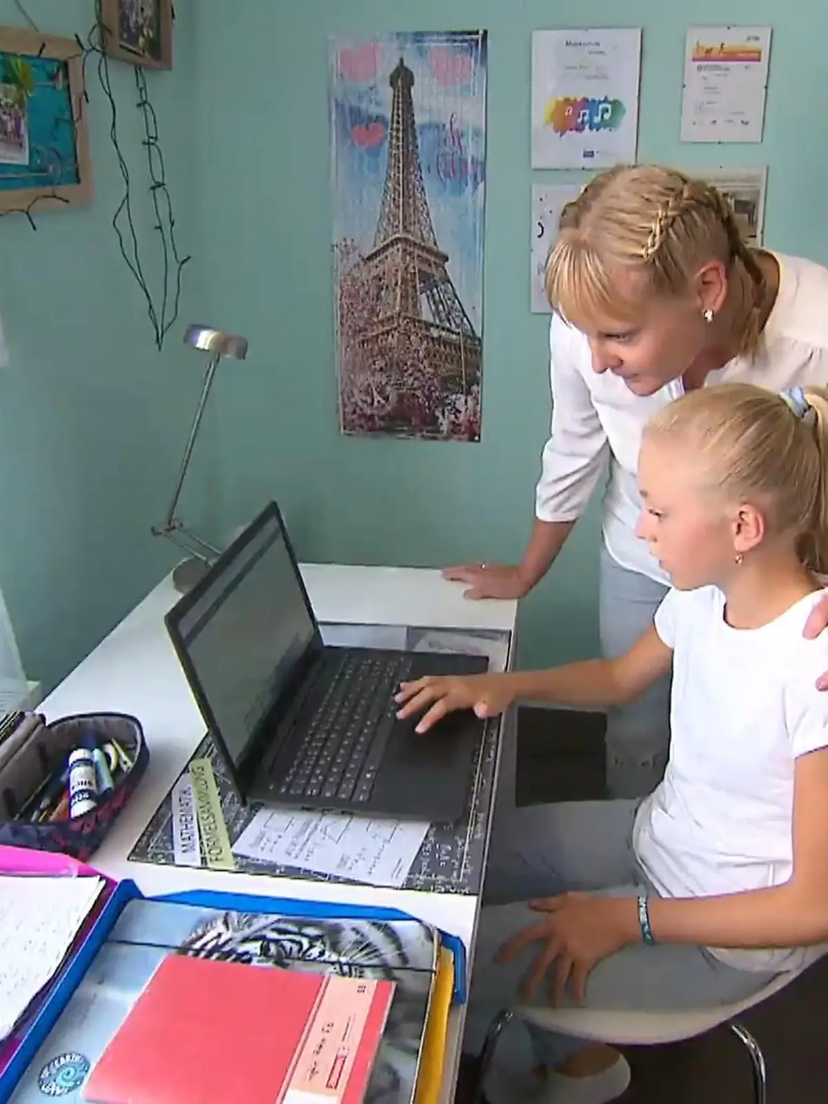 An mancher Stelle ist während der Corona-Zeit einiges verloren gegangen – so auch in der Schule. Viele Schülerinnen und Schüler haben durch den fehlenden Präsenzunterricht Lernlücken entwickelt. Mit einer Onlineplattform will das Land Hessen diesen Lücken jetzt begegnen. Mehr dazu sehen Sie im Video.