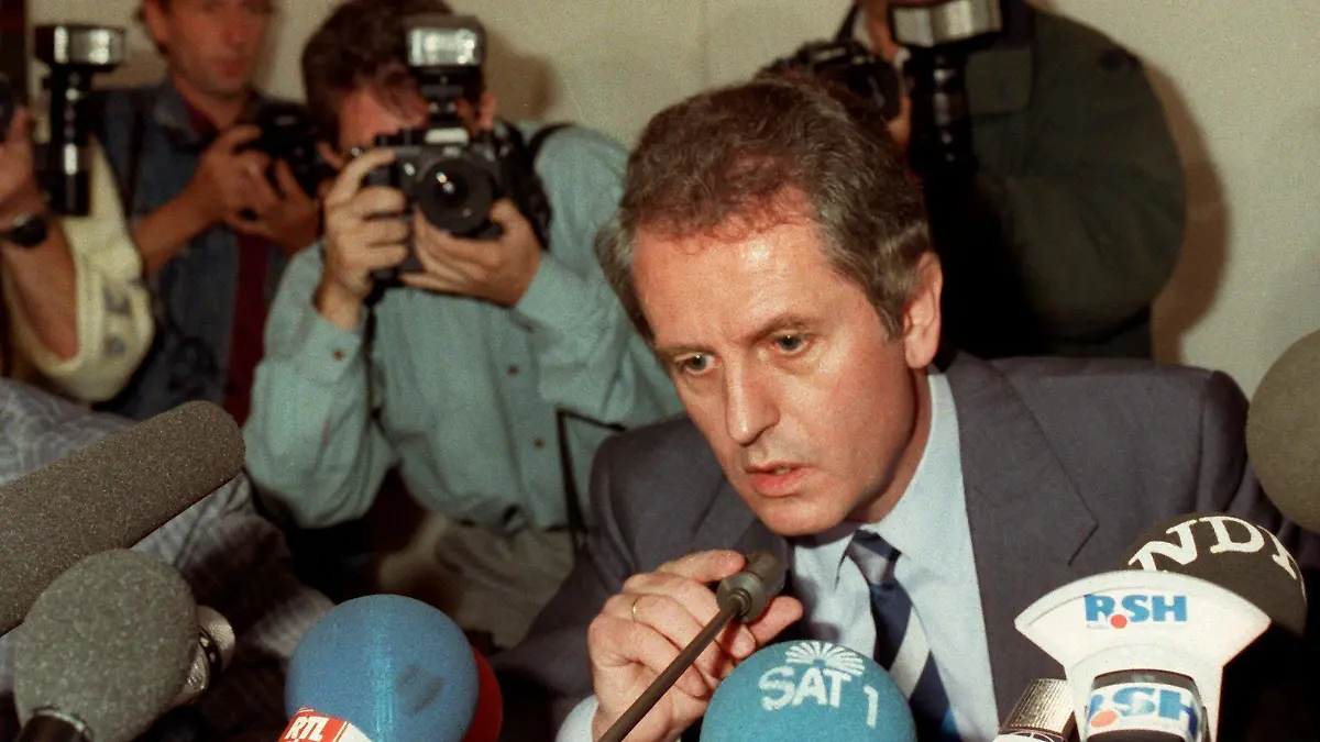 ARCHIV - Der Ministerpräsident von Schleswig-Holstein Uwe Barschel (CDU) weist bei einer Pressekonferenz in Kiel am 18.09.1987 mit einem "Ehrenwort" alle Beschuldigungen in Zusammenhang mit der Bespitzelung des ehemaligen Oppositionsführers Engholm zurück. Vor 25 Jahren, am 11. Oktober 1987, starb derfrühere Ministerpräsident Uwe Barschel an Medikamentenvergiftung. Foto: Werner Baum dpa (zu dpa-Themenpaket: "25 Jahre Barschel-Tod" vom 05.10.2012) +++(c) dpa - Bildfunk+++