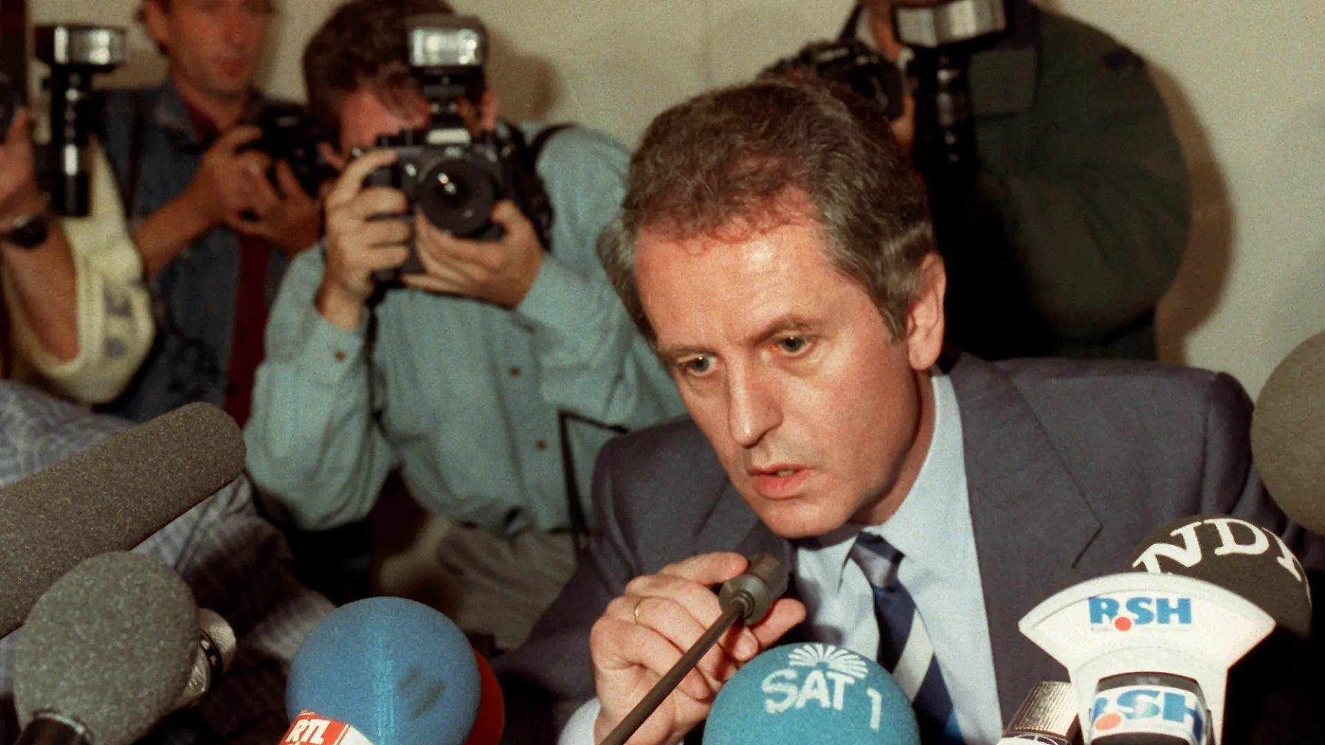 ARCHIV - Der Ministerpräsident von Schleswig-Holstein Uwe Barschel (CDU) weist bei einer Pressekonferenz in Kiel am 18.09.1987 mit einem "Ehrenwort" alle Beschuldigungen in Zusammenhang mit der Bespitzelung des ehemaligen Oppositionsführers Engholm zurück. Vor 25 Jahren, am 11. Oktober 1987, starb derfrühere Ministerpräsident Uwe Barschel an Medikamentenvergiftung. Foto: Werner Baum dpa (zu dpa-Themenpaket: "25 Jahre Barschel-Tod" vom 05.10.2012) +++(c) dpa - Bildfunk+++