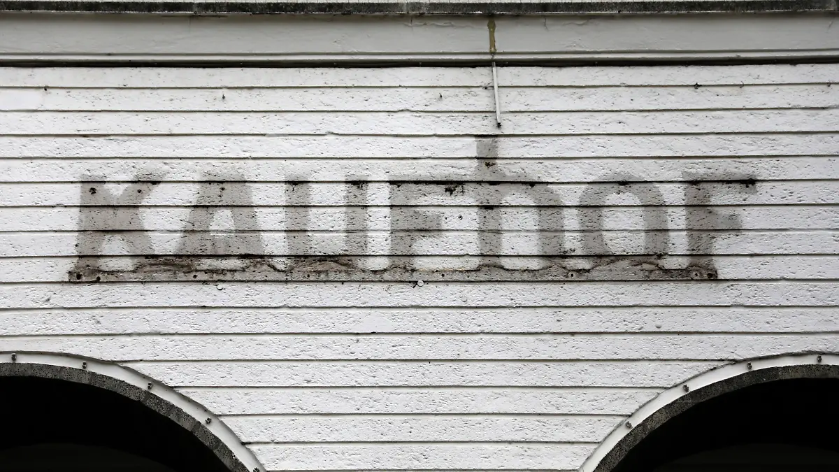 An der Fassade des ehemaligen Kaufhof-Warenhauses im Zentrum ist das Wort Kaufhof noch zu lesen, nachdem die Leuchtreklame entfernt wurde, das Gebäude steht leer. Die Filiale wurde Ende 2020 im Zuge der Umstrukturierung des Galeria-Karstadt-Kaufhof-Konzerns geschlossen, der 50 der insgesamt 172 Kaufhausstandorte bundesweit zum Opfer fielen.