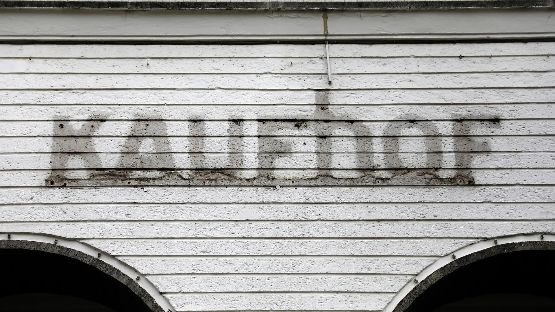 An der Fassade des ehemaligen Kaufhof-Warenhauses im Zentrum ist das Wort Kaufhof noch zu lesen, nachdem die Leuchtreklame entfernt wurde, das Gebäude steht leer. Die Filiale wurde Ende 2020 im Zuge der Umstrukturierung des Galeria-Karstadt-Kaufhof-Konzerns geschlossen, der 50 der insgesamt 172 Kaufhausstandorte bundesweit zum Opfer fielen.