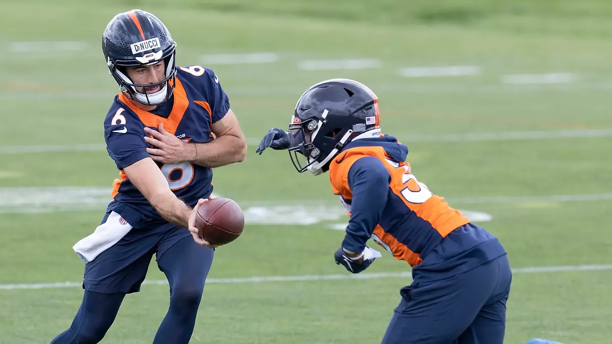 May 13, 2023, Englewood, Colorado, USA: Bronco Rookie QB BEN DINUCCI readies to hand off the ball to RB TYLER BADIE during Broncos Rookie Training Camp at the Denver Broncos Practice Facility Saturday afternoon. Englewood USA - ZUMAav4_ 20230513_zaf_av4_008 Copyright: xHectorxAcevedox