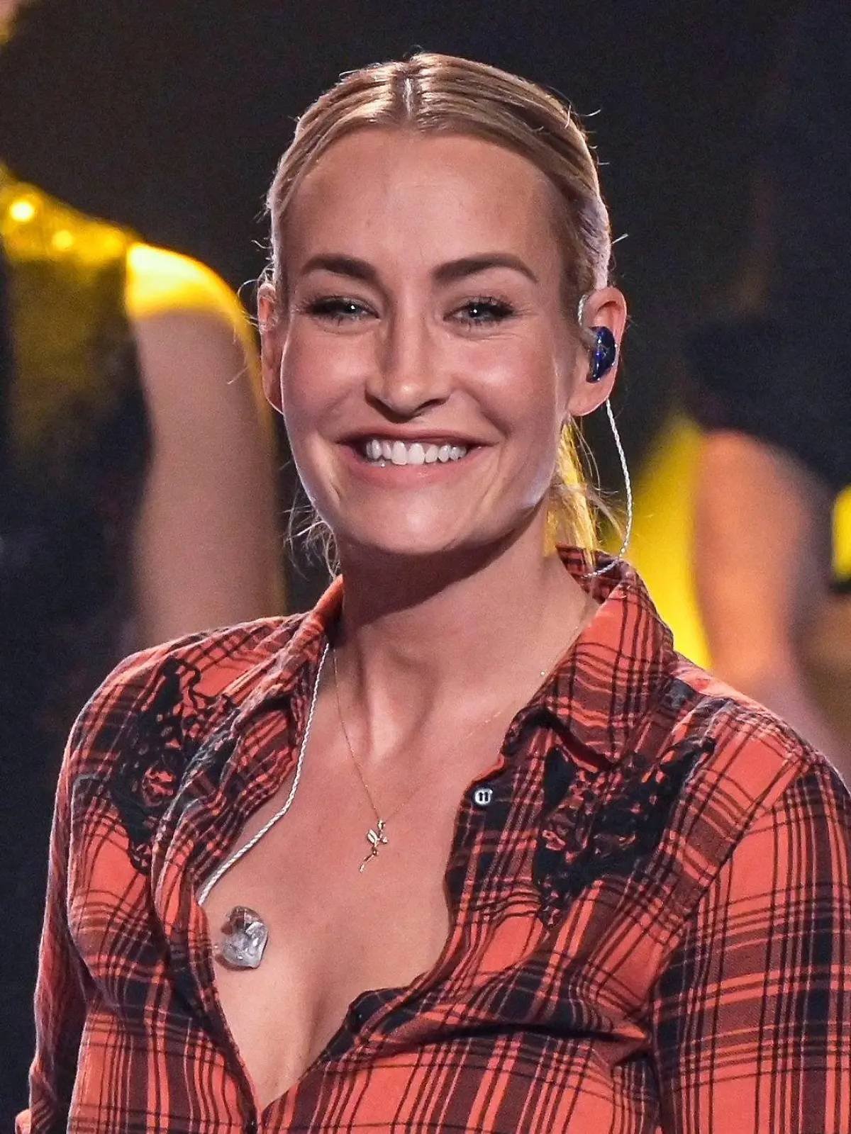 ARCHIV - 16.12.2019, Hamburg: Sängerin Sarah Connor steht bei der ZDF-Aufzeichnung des Jahresrückblicks "Menschen 2019" auf der Bühne. Aus Connors Sicht sollten Männer ihr Einkommen mit ihren Partnerinnen teilen, wenn diese die Familienarbeit leisten. (zu dpa "Sarah Connor: Männer sollten Frauen Hälfte des Gehalts auszahlen") Foto: Axel Heimken/dpa +++ dpa-Bildfunk +++