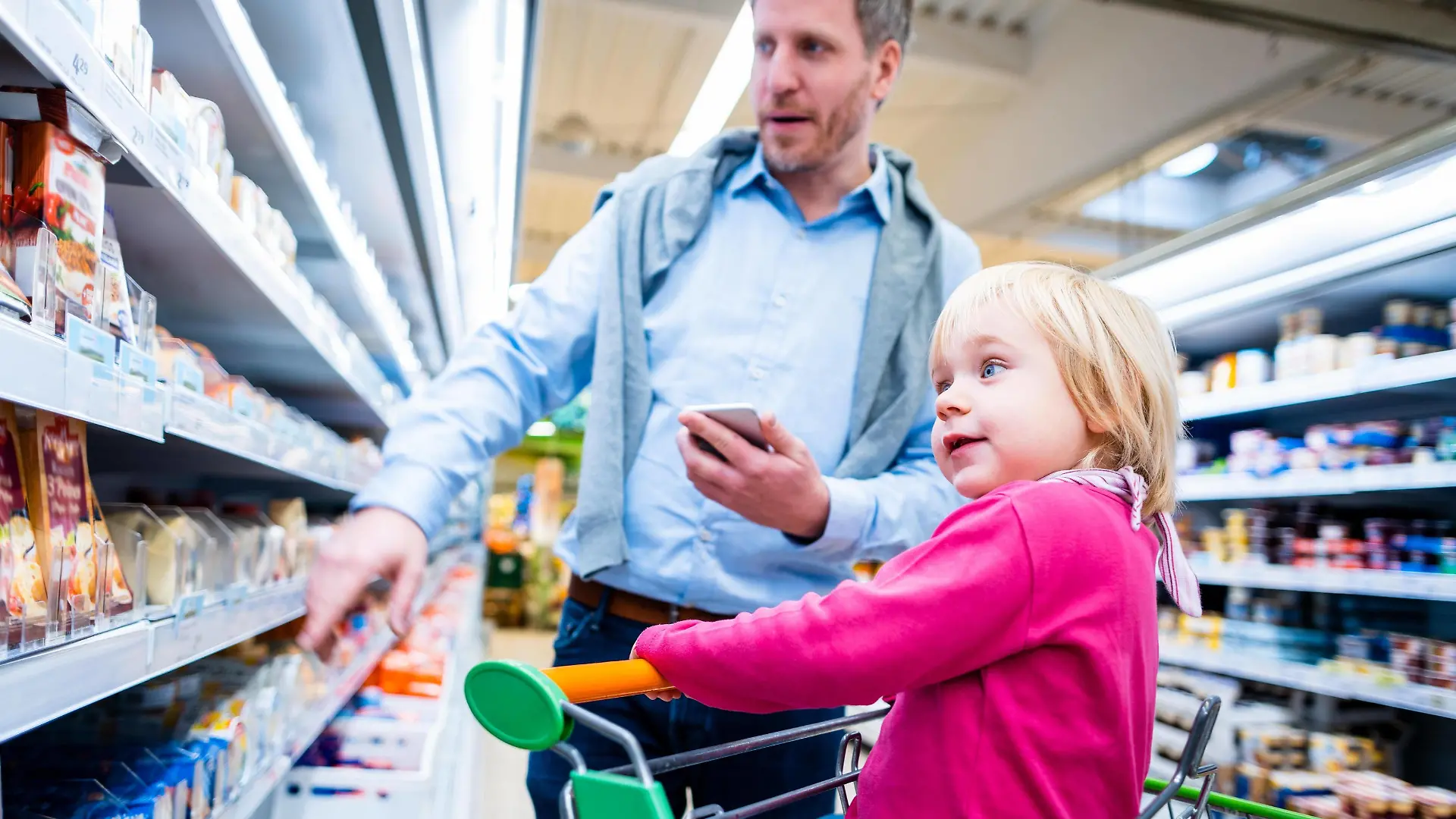 Man with his child in fresh department of supermarket Copyright: xKzenonx Panthermedia27399896 ,model released, Symbolfoto