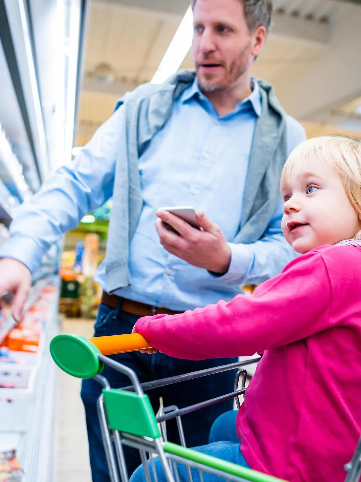  Man with his child in fresh department of supermarket Copyright: xKzenonx Panthermedia27399896 ,model released, Symbolfoto