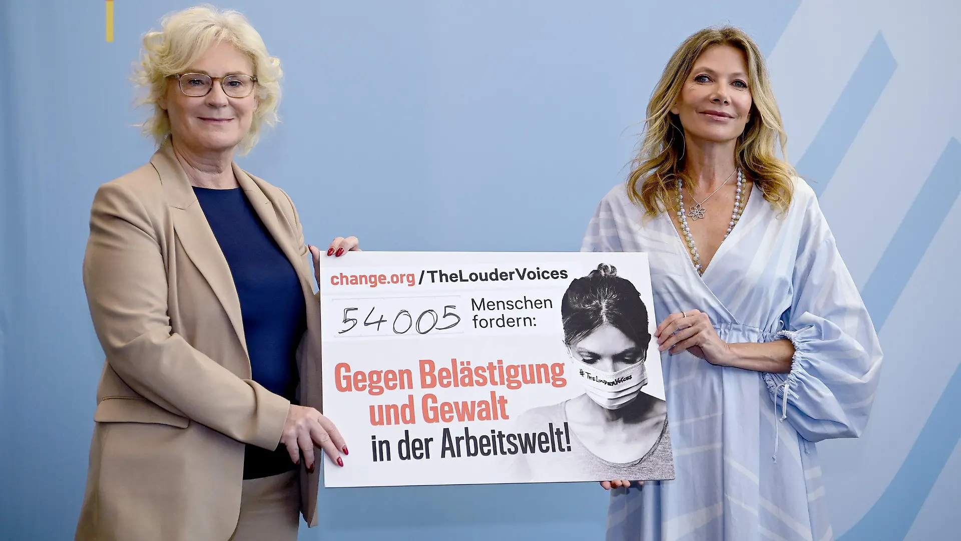 19.08.2021, Berlin: Ursula Karven (r), Schauspielerin übergibt die Petition #TheLouderVoices an Christine Lambrecht (SPD), Bundesministerin der Justiz und für Verbraucherschutz. Gefordert wird gegen Belästigung und Gewalt in der Arbeitswelt vorzugehen. Foto: Britta Pedersen/dpa-Zentralbild/dpa +++ dpa-Bildfunk +++