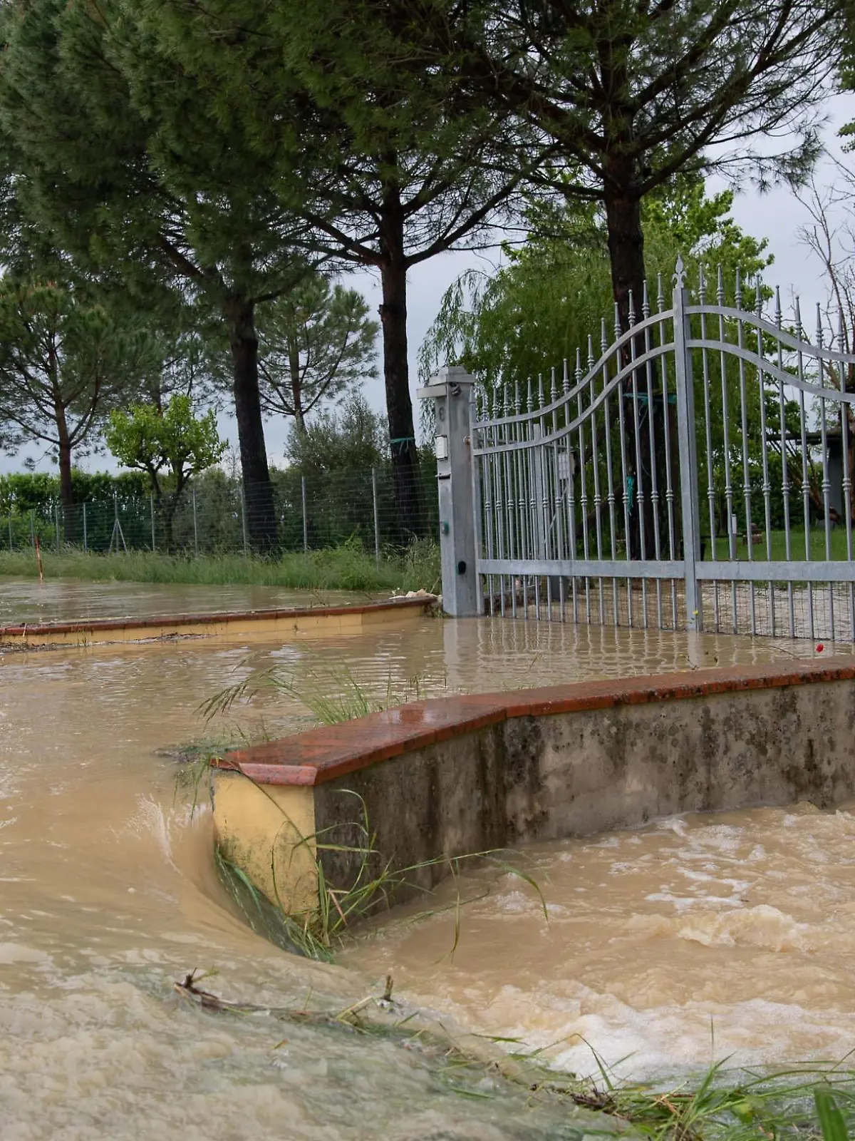 Foto IPP/Damiano Fiorentini Imola 03/05/2023 allagamenti pioggia esondazione Sillaro nella foto: l ingresso di una abitazione allagata nelle campagne a Sesto Imiolese Italy Photo Press World Copyright *** Photo IPP Damiano Fiorentini Imola 03 05 2023 flooding rain Sillaro flooding in the photo the entrance of a flooded house in the countryside in Sesto Imiolese Italy Photo Press World Copyright PUBLICATIONxNOTxINxITAxFIN 0