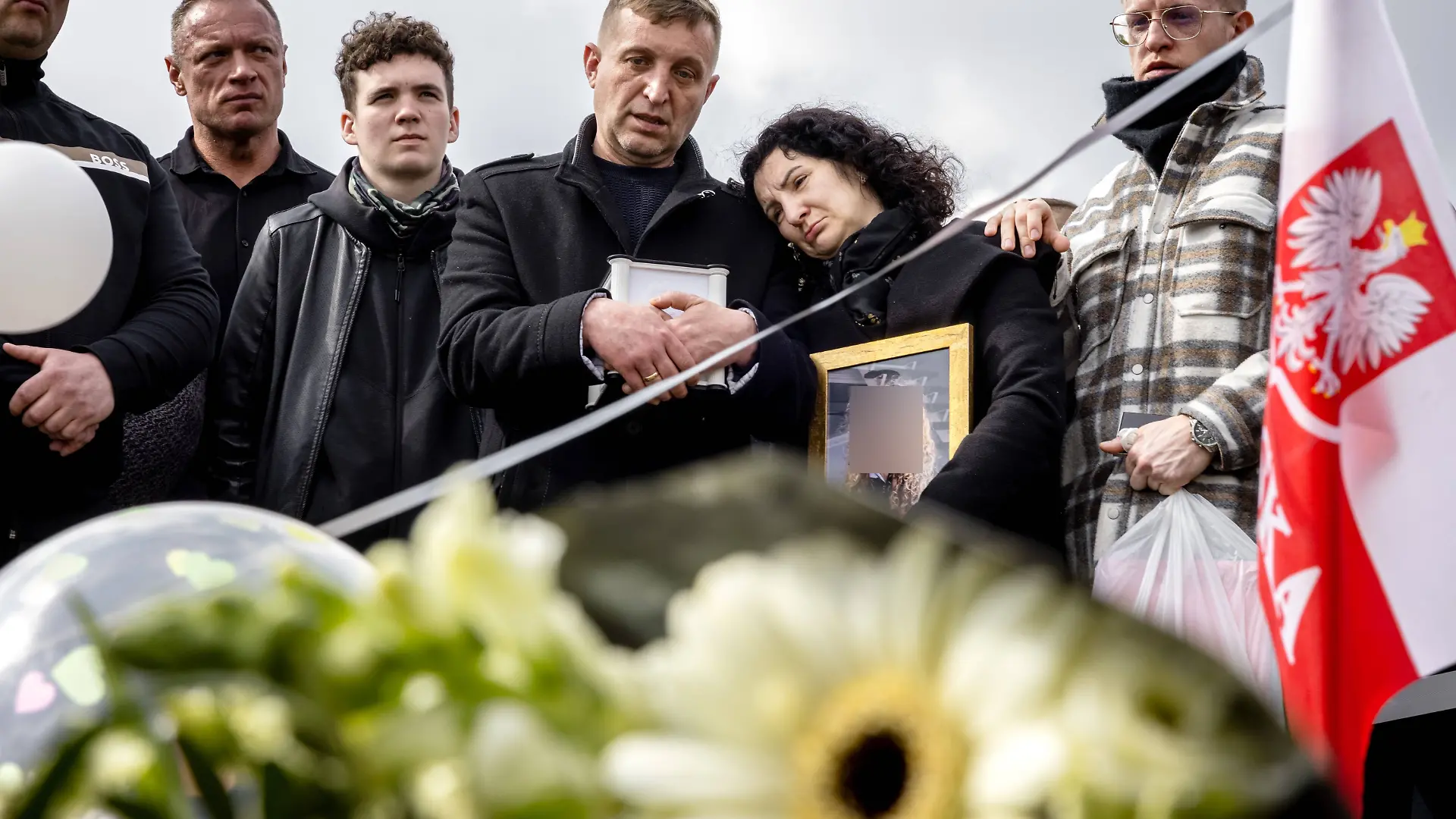 Ihr Eltern tragen Bilder der verstorbenen 14-Jährigen bei sich.
