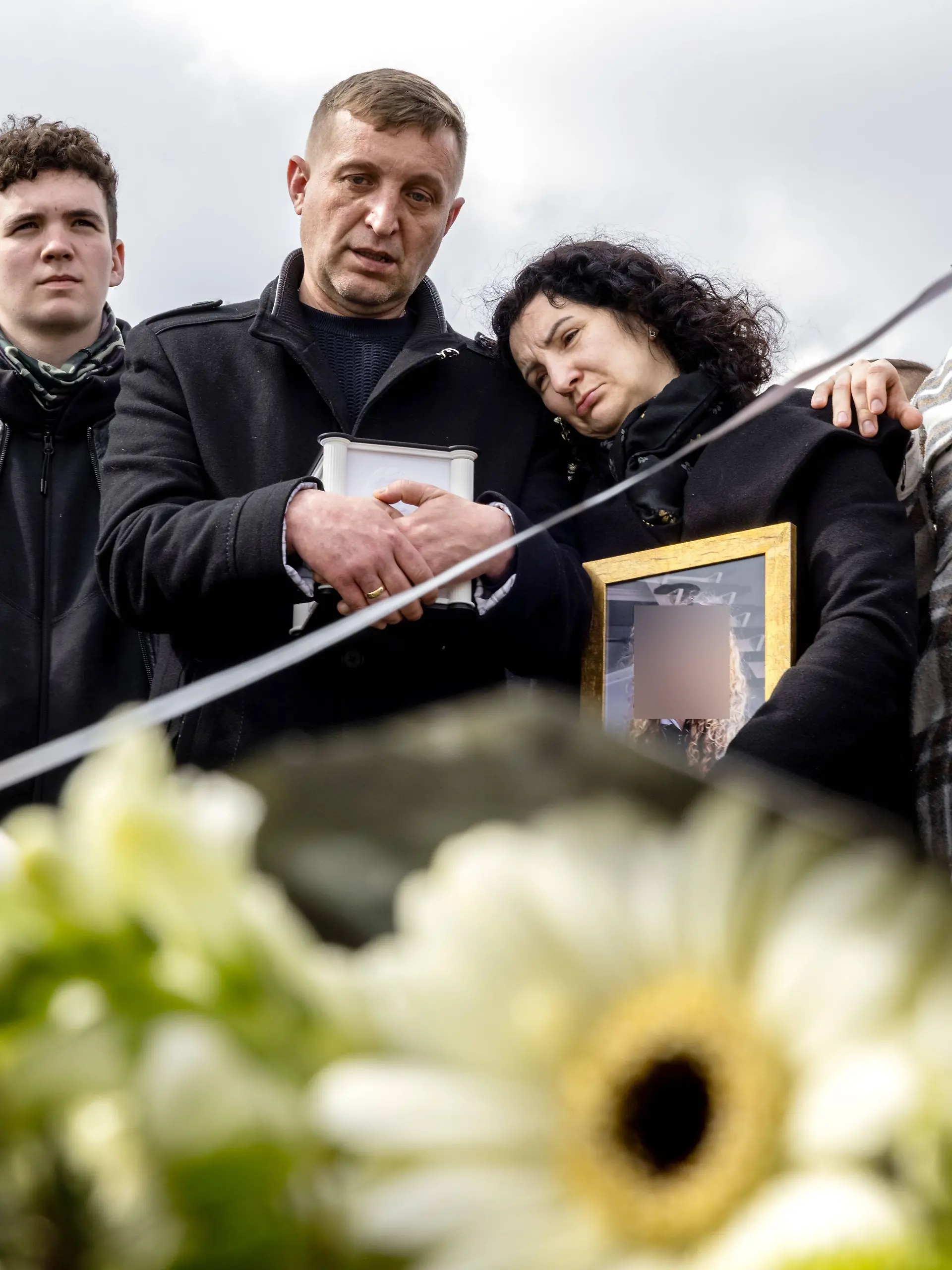 Ihr Eltern tragen Bilder der verstorbenen 14-Jährigen bei sich. 