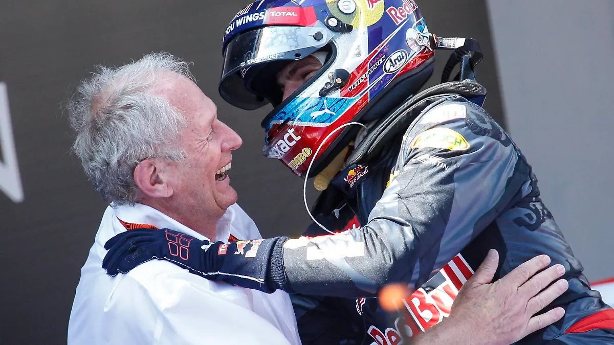 ©Cristiano Barni / EIDON/MAXPPP ; 1190840 : (Cristiano Barni / EIDON), 2016-05-15 Barcellona, Spagna - F1 Spanish Grand Prix - Day4 - Race - Helmut Marko celebrates Max Verstappen, Red Bull, at the first victory