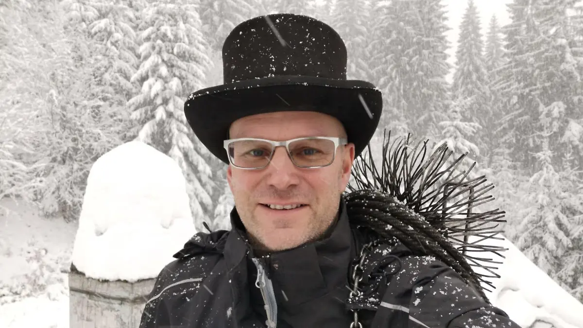 Tom Drust bei der Arbeit: Der 44-Jährige ist Schornsteinfeger