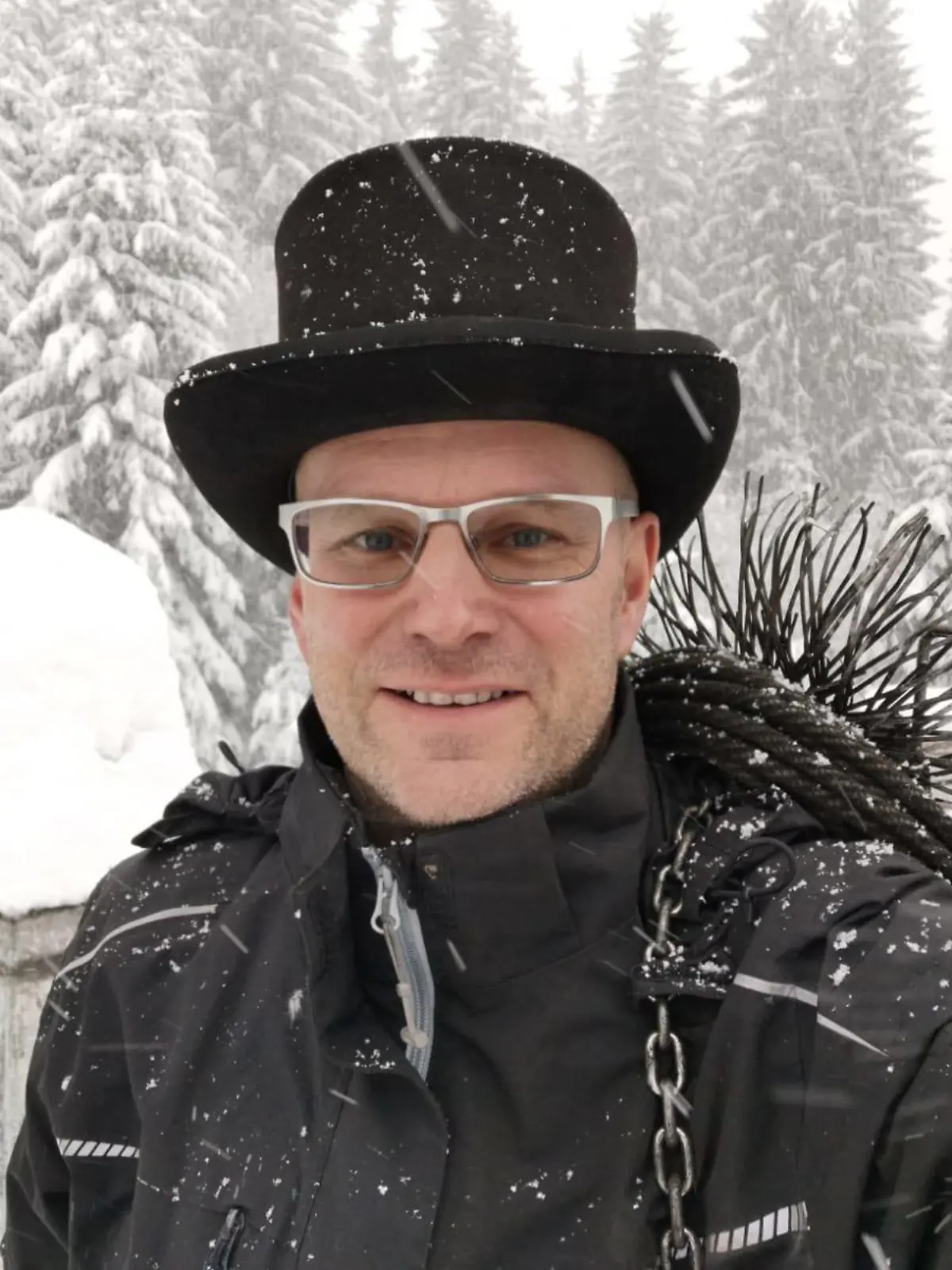 Tom Drust bei der Arbeit: Der 44-Jährige ist Schornsteinfeger