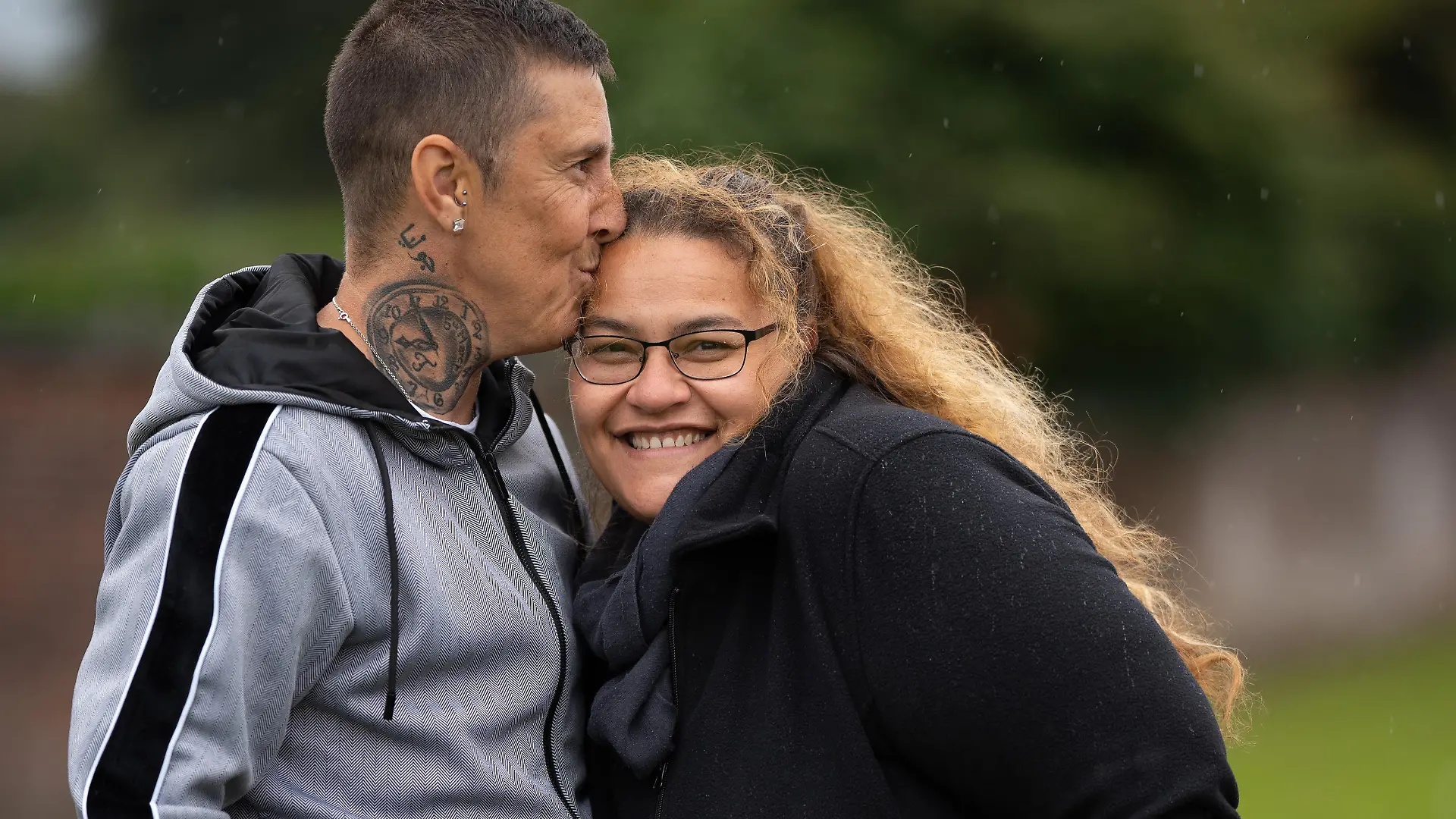 SONDERKONDITIONEN: Satzpreis!
FILE PIC - Brandon Peart-Watson, 52, and fiancé Jewls Peart-Watson, 42, of  Alfreton , Derbyshire, September 30 2020. See SWNS copy SWFTremarry: A lesbian couple who divorced after one of them had an affair with a colleague have remarried -this time as HUSBAND and wife. Jewls Peart-Watson, 42, discovered that her wife had been doing the dirty with a work colleague while transitioning to be a man. After months of lies, supportive Jewls discovered the affair after noticing changes to their joint phone bill, suspicious texts and 'dodgy' behaviour. / action press