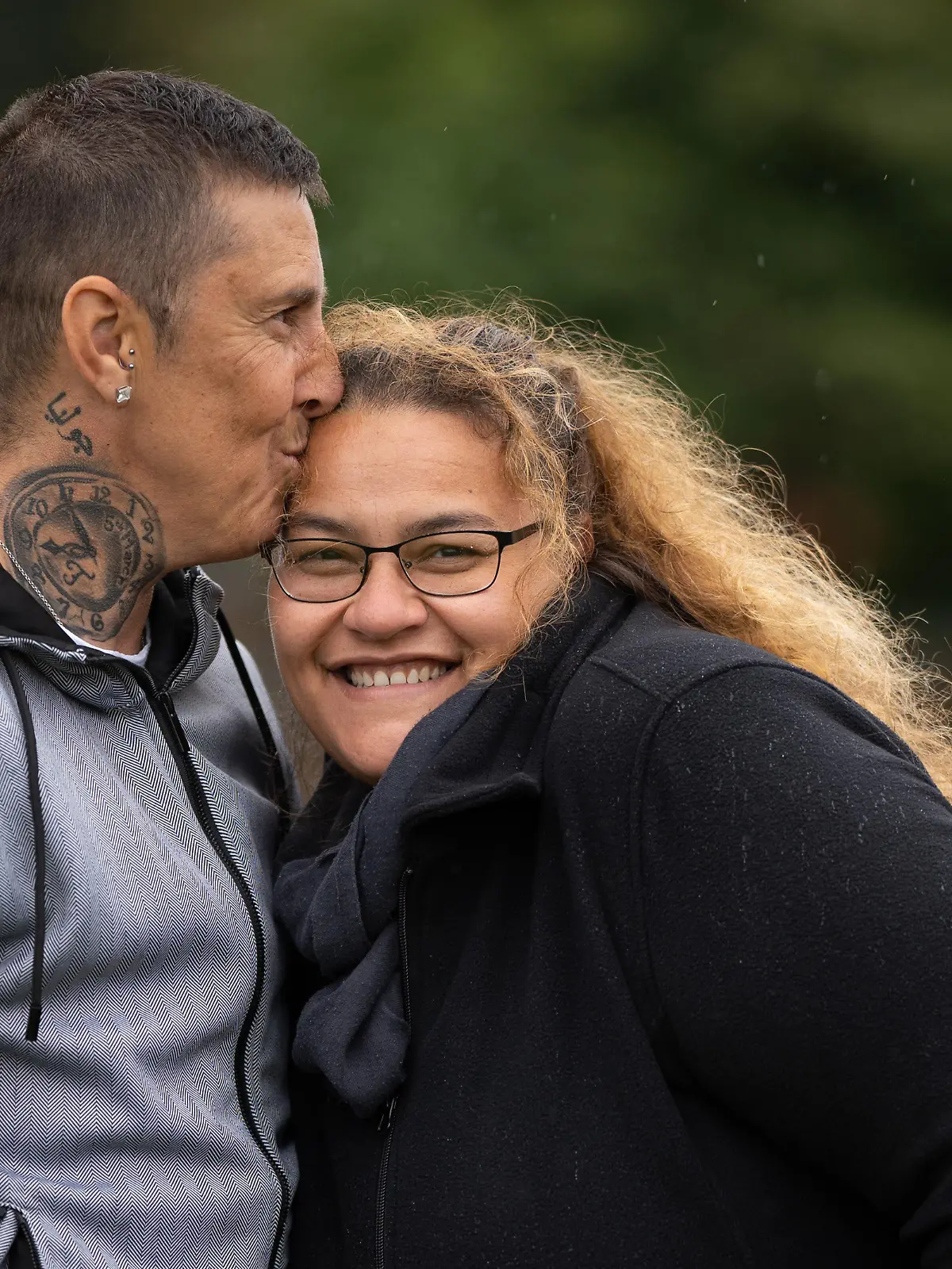 SONDERKONDITIONEN: Satzpreis!
FILE PIC - Brandon Peart-Watson, 52, and fiancé Jewls Peart-Watson, 42, of  Alfreton , Derbyshire, September 30 2020. See SWNS copy SWFTremarry: A lesbian couple who divorced after one of them had an affair with a colleague have remarried -this time as HUSBAND and wife. Jewls Peart-Watson, 42, discovered that her wife had been doing the dirty with a work colleague while transitioning to be a man. After months of lies, supportive Jewls discovered the affair after noticing changes to their joint phone bill, suspicious texts and 'dodgy' behaviour. / action press