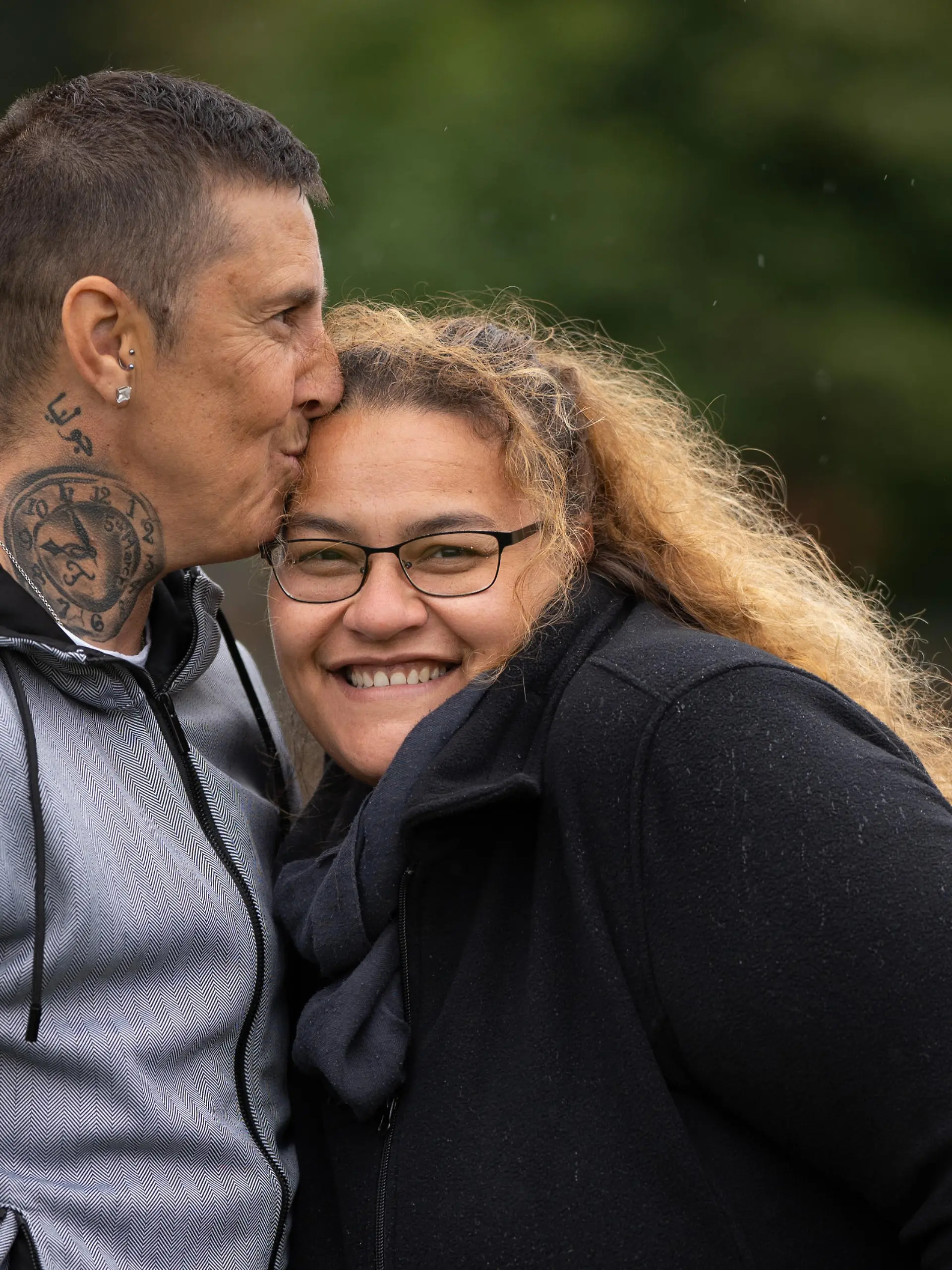 SONDERKONDITIONEN: Satzpreis!
FILE PIC - Brandon Peart-Watson, 52, and fiancé Jewls Peart-Watson, 42, of  Alfreton , Derbyshire, September 30 2020. See SWNS copy SWFTremarry: A lesbian couple who divorced after one of them had an affair with a colleague have remarried -this time as HUSBAND and wife. Jewls Peart-Watson, 42, discovered that her wife had been doing the dirty with a work colleague while transitioning to be a man. After months of lies, supportive Jewls discovered the affair after noticing changes to their joint phone bill, suspicious texts and 'dodgy' behaviour. / action press
