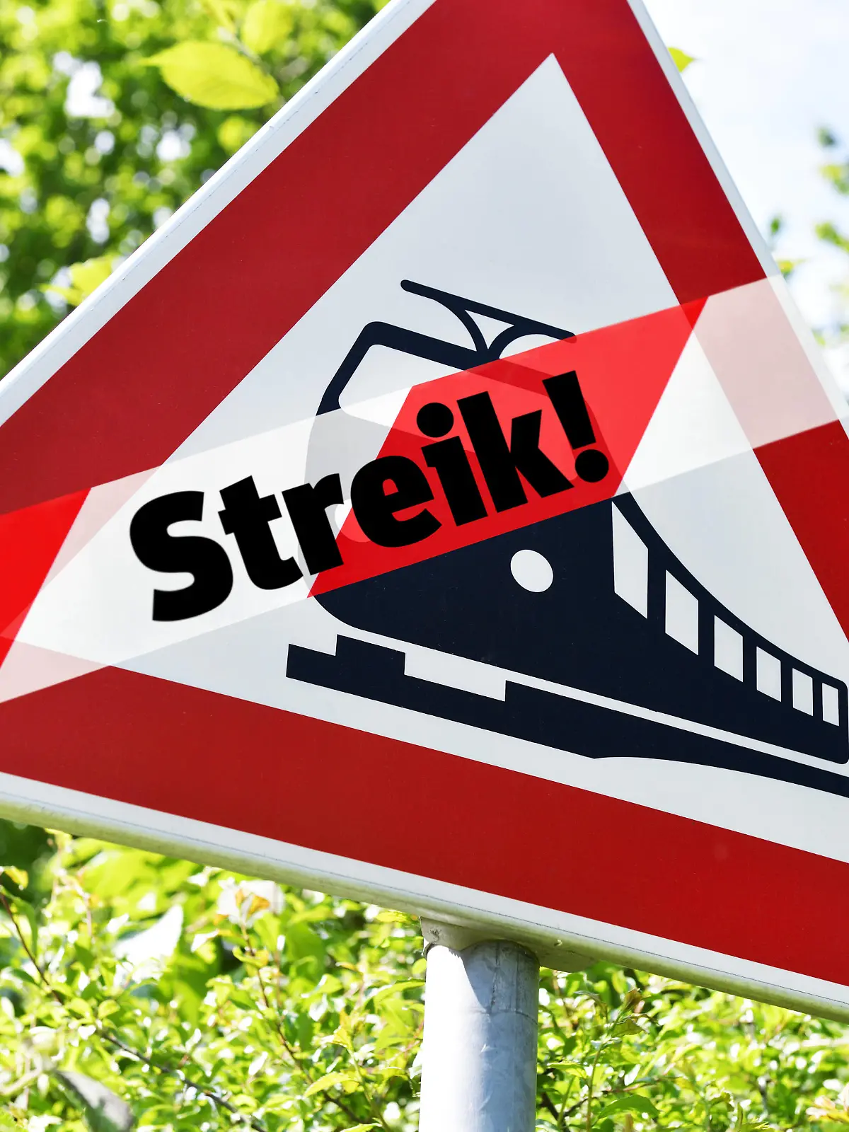  FOTOMONTAGE, Verkehrsschild Bahnübergang mit Absperrband und Aufschrift Streik, Symbolfoto Bahnstreik *** FOTOMONTAGE, traffic sign level crossing with barrier tape and inscription strike, symbol photo railway strike