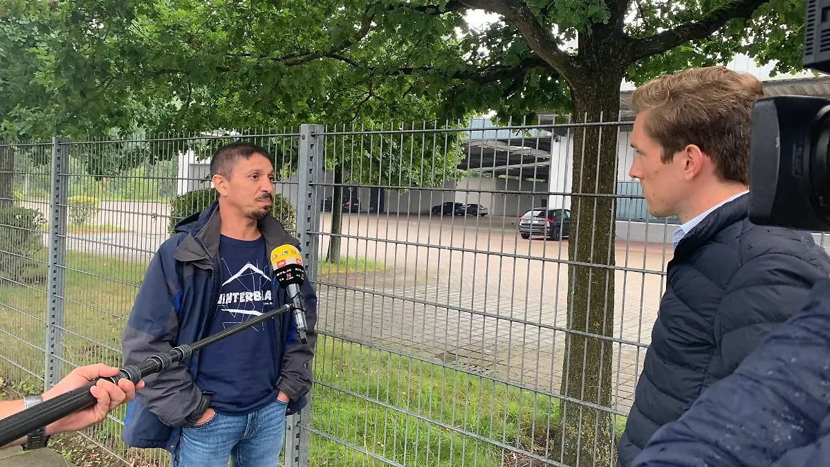 Zalmai spricht mit RTL-Reporter Bastian Vollmer nach seiner Flucht aus Afghanistan