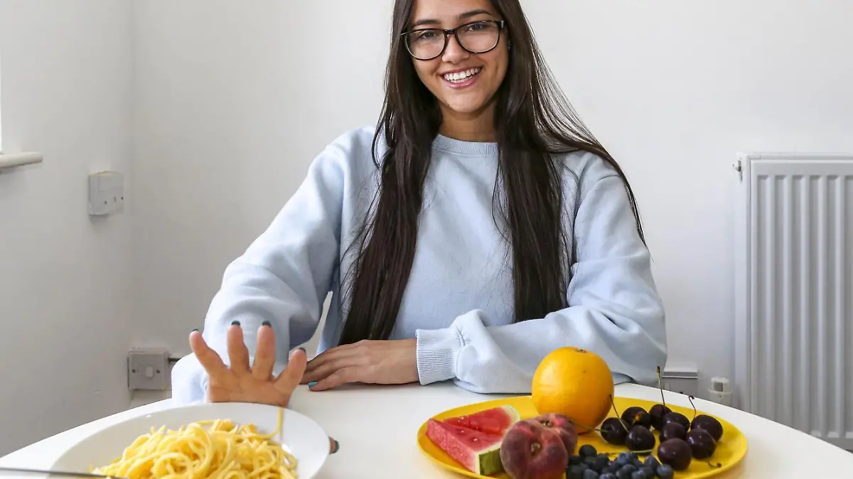 SONDERKONDITIONEN: Satzpreis!
Dank Hypnose: Elsa-Darstellerin Olivia Evans kann nach 16 Jahren wieder etwas anderes essen ausser Pasta-Gerichte  --   Olivia Evans who was cured her of her pasta only diet. See SWNS story SWMDpasta. An Elsa lookalike who performs at Frozen-themed children's parties has finally let go of her food phobia - after 16 years of eating just plain PASTA. Olivia Evans, 18, left her parents baffled after she refused to try any new dishes when she was just two years old. The youngster suffered with extreme anxiety and nausea when offered anything other than spaghetti strands or plain boiled pasta. But the talented actress, who works full-time as an Elsa impersonator, has had hypnosis therapy and can now eat an array of dishes.   / action press