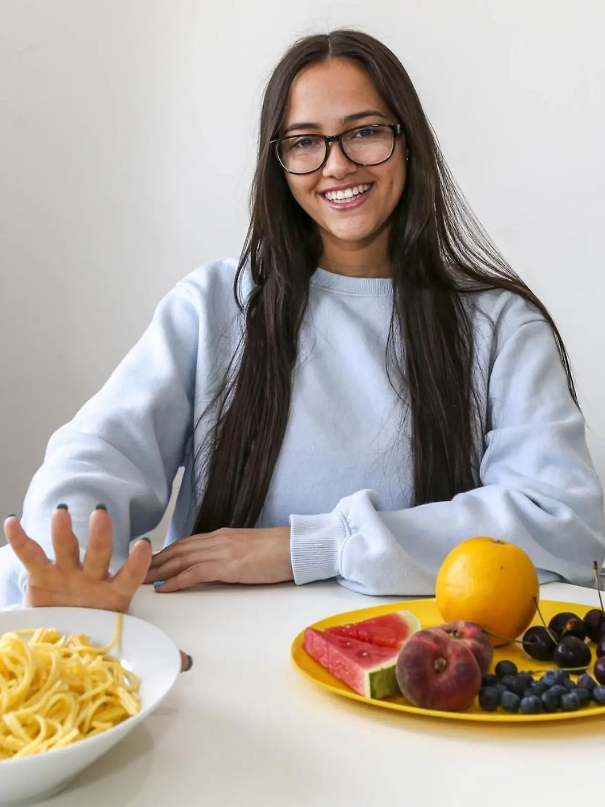 SONDERKONDITIONEN: Satzpreis!
Dank Hypnose: Elsa-Darstellerin Olivia Evans kann nach 16 Jahren wieder etwas anderes essen ausser Pasta-Gerichte  --   Olivia Evans who was cured her of her pasta only diet. See SWNS story SWMDpasta. An Elsa lookalike who performs at Frozen-themed children's parties has finally let go of her food phobia - after 16 years of eating just plain PASTA. Olivia Evans, 18, left her parents baffled after she refused to try any new dishes when she was just two years old. The youngster suffered with extreme anxiety and nausea when offered anything other than spaghetti strands or plain boiled pasta. But the talented actress, who works full-time as an Elsa impersonator, has had hypnosis therapy and can now eat an array of dishes.   / action press