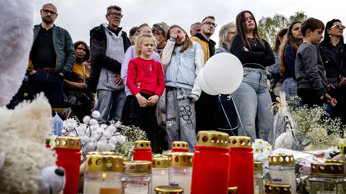 Mit Blumen und Kerzen nehmen ihre Familie und ihre Mitschüler Abschied von Nina. 
