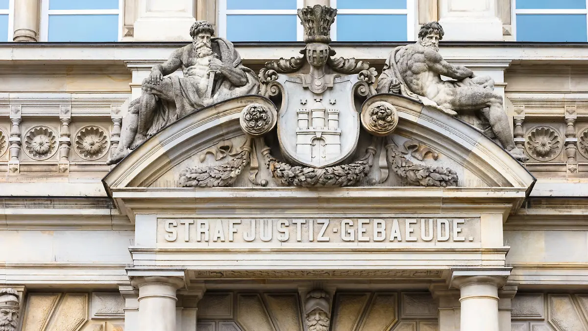 ARCHIV - 02.08.2021, Hamburg: Die Aufschrift Strafjustizgebäude steht über dem Eingang des Landgerichts Hamburg. Hier beginnt am Donnerstag der Prozess gegen einen mutmaßlichen Einbrecher, der sich wegen versuchten Mordes an zwei Polizeibeamten verantworten muss. (zu dpa: «Polizisten attackiert - Einbrecher wegen Mordversuchs vor Gericht») Foto: Markus Scholz/dpa +++ dpa-Bildfunk +++