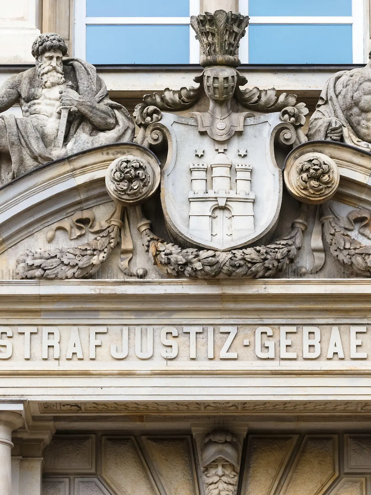 ARCHIV - 02.08.2021, Hamburg: Die Aufschrift Strafjustizgebäude steht über dem Eingang des Landgerichts Hamburg. Hier beginnt am Donnerstag der Prozess gegen einen mutmaßlichen Einbrecher, der sich wegen versuchten Mordes an zwei Polizeibeamten verantworten muss. (zu dpa: «Polizisten attackiert - Einbrecher wegen Mordversuchs vor Gericht») Foto: Markus Scholz/dpa +++ dpa-Bildfunk +++