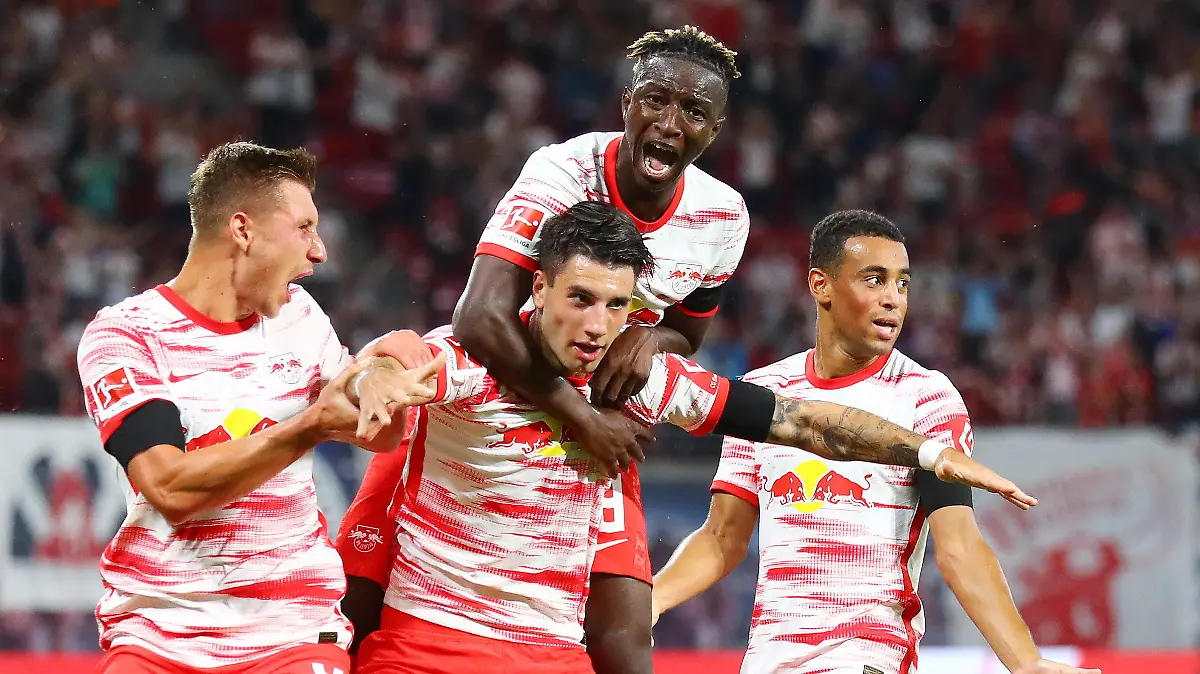 RB Leipzig - Stuttgart / 20.08.2021 Leipzig, 20.08.2021, Red Bull Arena, Fussball Bundesliga, 2. Spieltag , RB Leipzig vs. VfB Stuttgart , Im Bild: Tor für Leipzig. Dominik Szoboszlai 17, RB Leipzig trifft zum 1:0 und jubelt mit Willi Orban 4, RB Leipzig, Amadou Haidara 8, RB Leipzig, Tyler Adams 14, RB Leipzig. , DFL regulations prohibit any use of photographs as image sequences and/or quasi-video. , *** RB Leipzig Stuttgart 20 08 2021 Leipzig, 20 08 2021, Red Bull Arena, Fussball Bundesliga, 2 Spieltag , RB Leipzig vs VfB Stuttgart , In picture Goal for Leipzig Dominik Szoboszlai 17, RB Leipzig scores 1 0 and cheers with Willi Orban 4, RB Leipzig , Amadou Haidara 8, RB Leipzig , Tyler Adams 14, RB Leipzig , DFL regulations prohibit any use of photographs as image sequences and or quasi video , Picture Point 