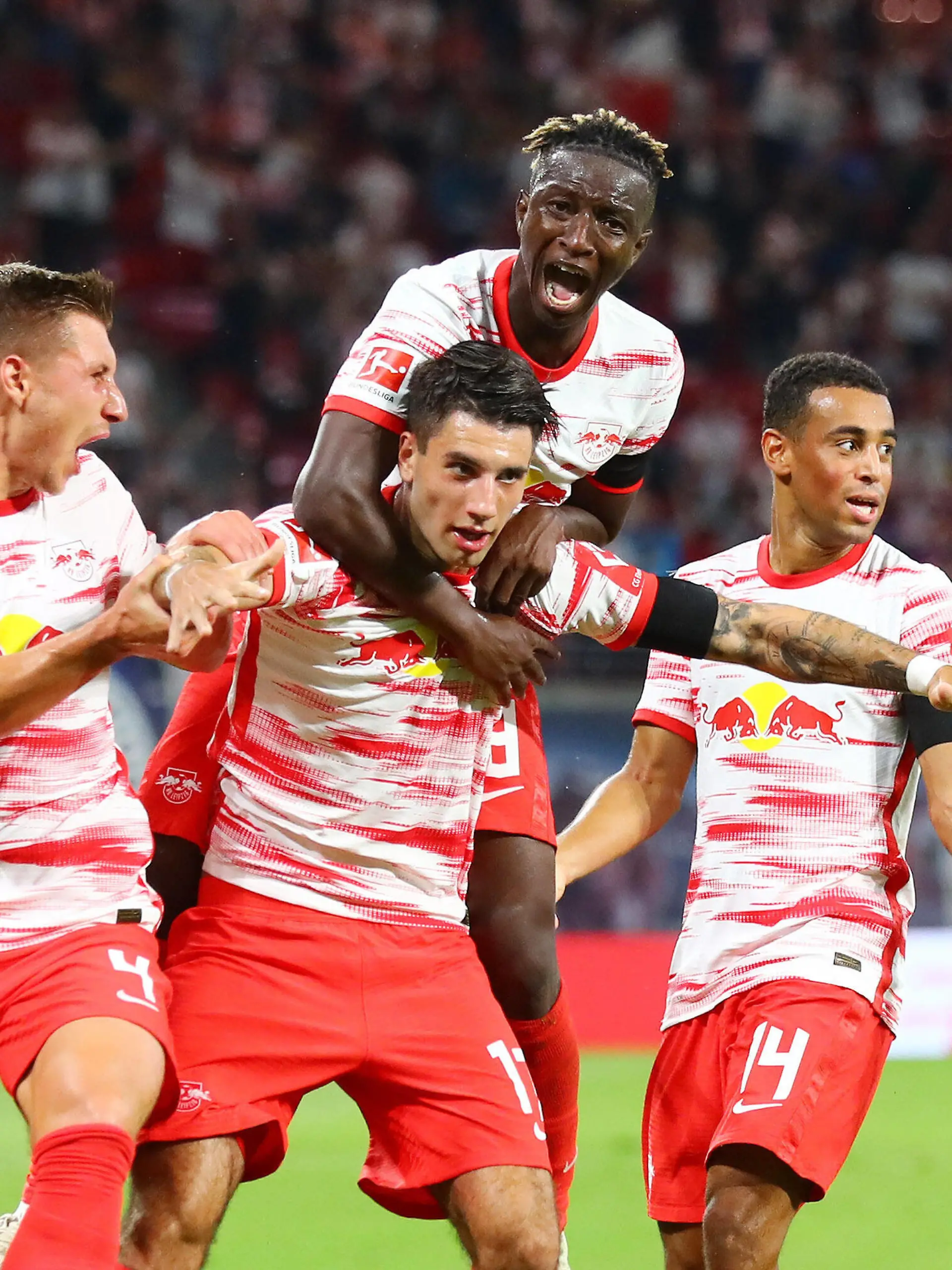 RB Leipzig - Stuttgart / 20.08.2021 Leipzig, 20.08.2021, Red Bull Arena, Fussball Bundesliga, 2. Spieltag , RB Leipzig vs. VfB Stuttgart , Im Bild: Tor für Leipzig. Dominik Szoboszlai 17, RB Leipzig trifft zum 1:0 und jubelt mit Willi Orban 4, RB Leipzig, Amadou Haidara 8, RB Leipzig, Tyler Adams 14, RB Leipzig. , DFL regulations prohibit any use of photographs as image sequences and/or quasi-video. , *** RB Leipzig Stuttgart 20 08 2021 Leipzig, 20 08 2021, Red Bull Arena, Fussball Bundesliga, 2 Spieltag , RB Leipzig vs VfB Stuttgart , In picture Goal for Leipzig Dominik Szoboszlai 17, RB Leipzig scores 1 0 and cheers with Willi Orban 4, RB Leipzig , Amadou Haidara 8, RB Leipzig , Tyler Adams 14, RB Leipzig , DFL regulations prohibit any use of photographs as image sequences and or quasi video , Picture Point 