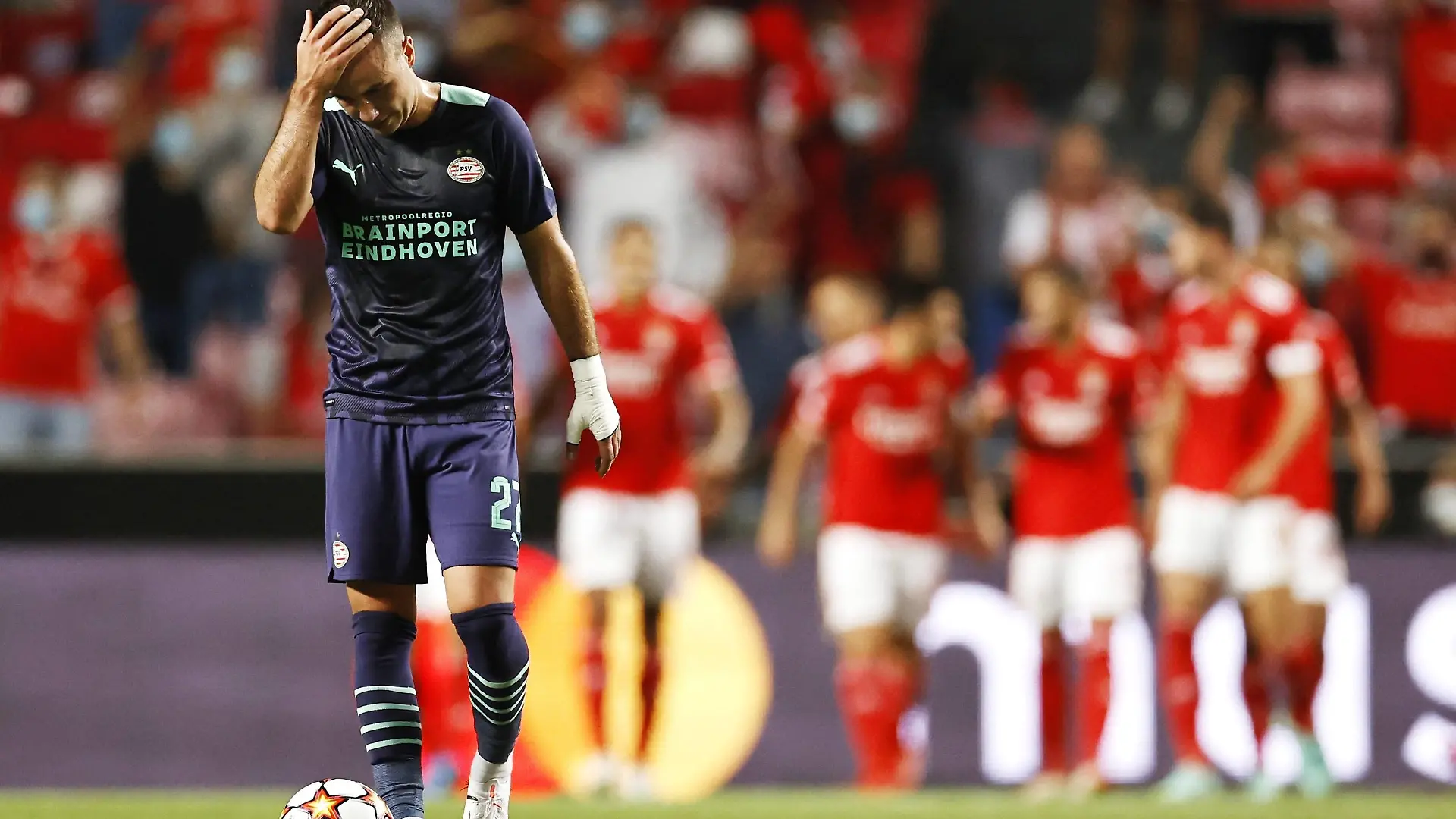 Sport Bilder des Tages LISBON - Mario Gotze of PSV Eindhoven reacts during the Champions League play-offs match between Benfica and PSV Eindhoven at Estadio da Luz on August 18, 2021 in Lisbon, Portugal. ANP MAURICE VAN STEEN Champions league play-offs 2021/2022 xVIxANPxSportx/xxANPxIVx *** LISBON Mario Gotze of PSV Eindhoven reacts during the Champions League play offs match between Benfica and PSV Eindhoven at Estadio da Luz on August 18, 2021 in Lisbon, Portugal ANP MAURICE VAN STEEN Champions league play offs 2021 2022 xVIxANPxSportx xxANPxIVx 435808201