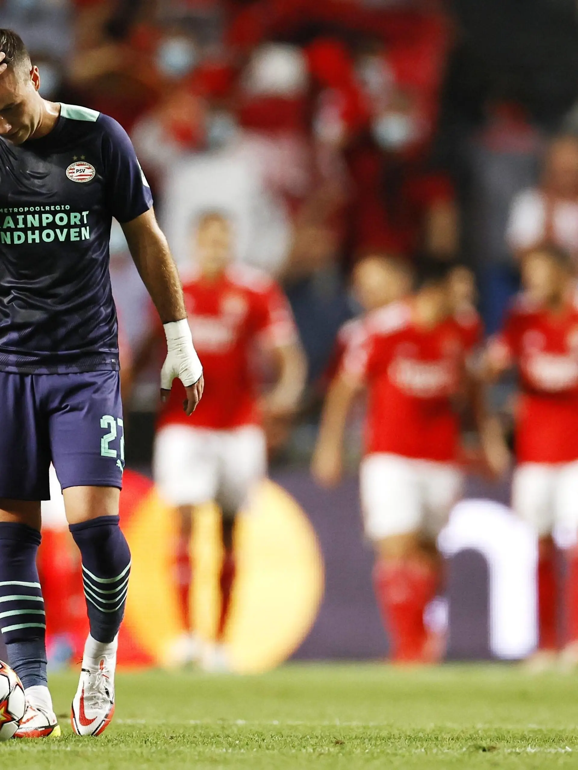 Sport Bilder des Tages LISBON - Mario Gotze of PSV Eindhoven reacts during the Champions League play-offs match between Benfica and PSV Eindhoven at Estadio da Luz on August 18, 2021 in Lisbon, Portugal. ANP MAURICE VAN STEEN Champions league play-offs 2021/2022 xVIxANPxSportx/xxANPxIVx *** LISBON Mario Gotze of PSV Eindhoven reacts during the Champions League play offs match between Benfica and PSV Eindhoven at Estadio da Luz on August 18, 2021 in Lisbon, Portugal ANP MAURICE VAN STEEN Champions league play offs 2021 2022 xVIxANPxSportx xxANPxIVx 435808201
