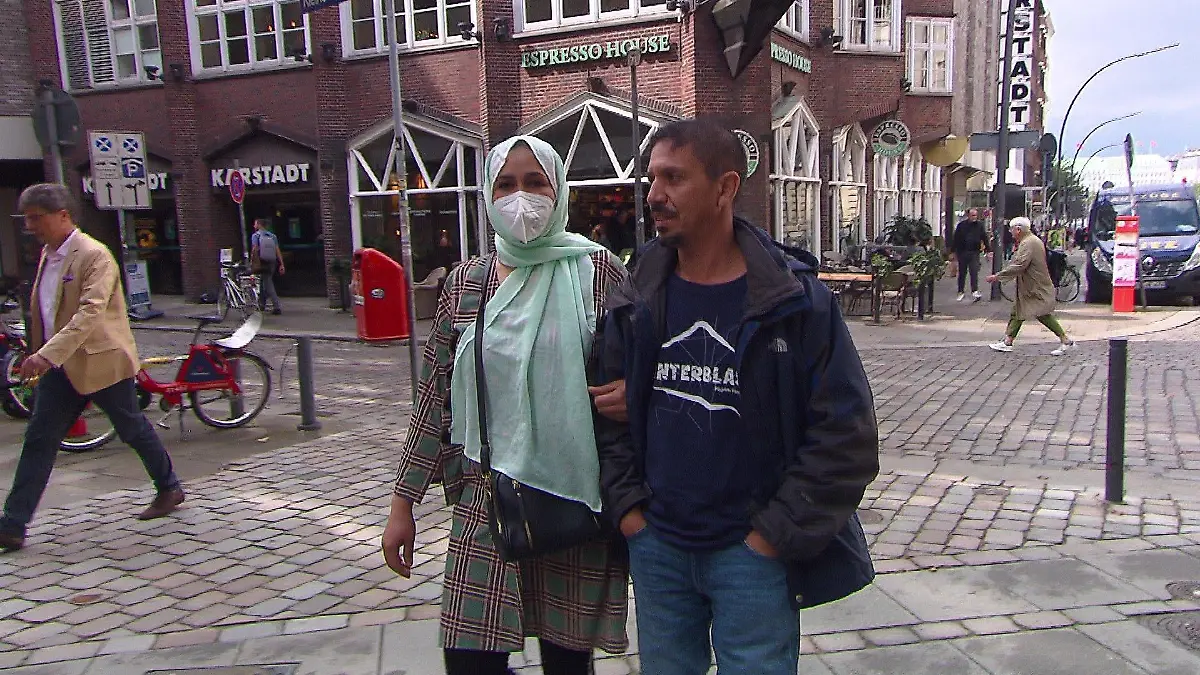 Zalmai zeigt seiner Frau die Innenstadt von Hamburg. Noch vor einigen Tagen waren sie in Afghanistan.