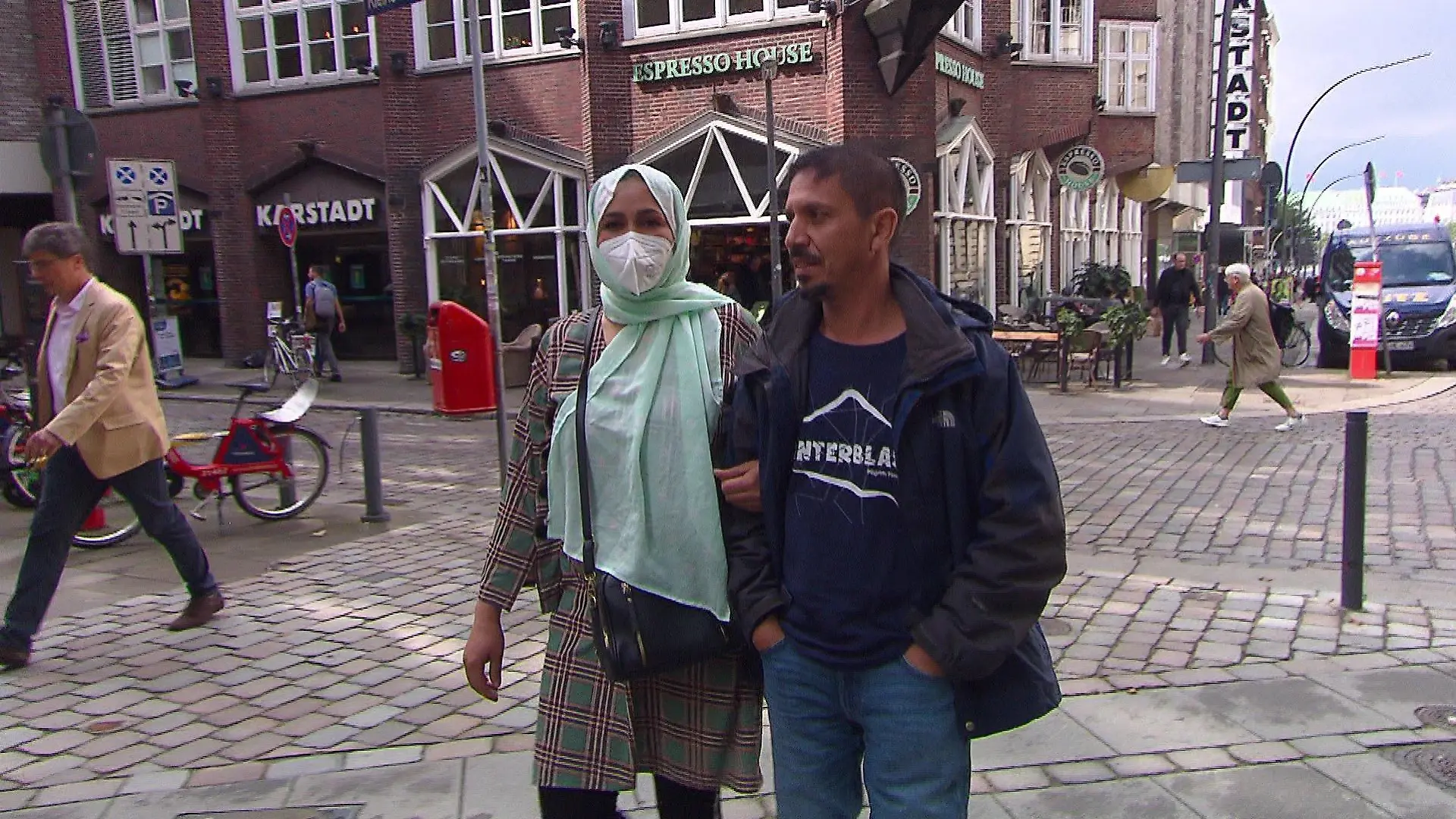 Zalmai zeigt seiner Frau die Innenstadt von Hamburg. Noch vor einigen Tagen waren sie in Afghanistan.