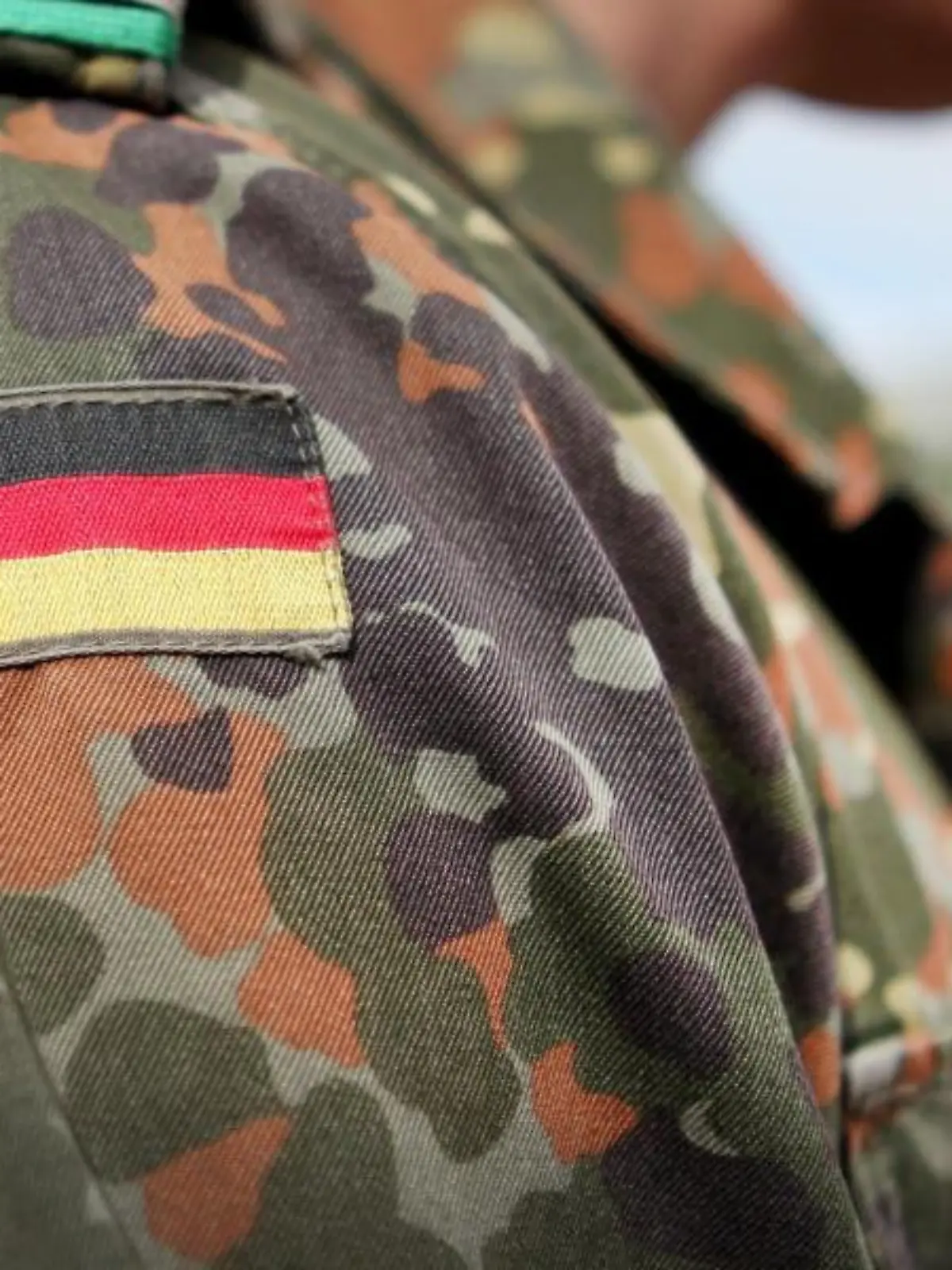 eutschland-Flagge auf der Tarnkleidung eines Soldaten