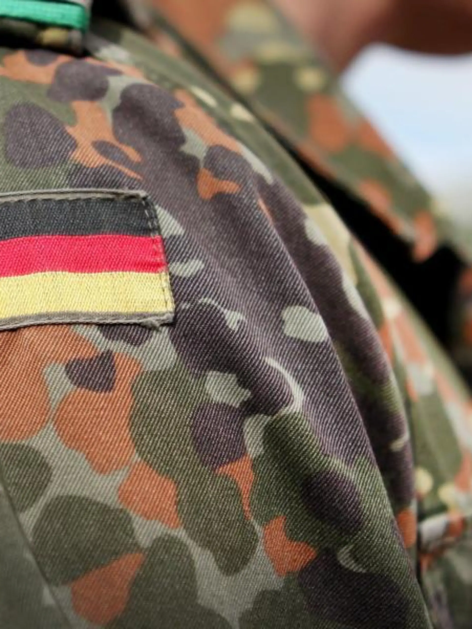 eutschland-Flagge auf der Tarnkleidung eines Soldaten