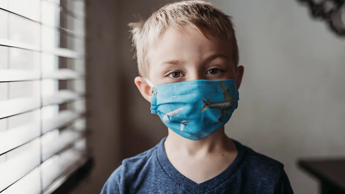  Portrait of young school aged boy with mask on with at home San Diego, CA, United States PUBLICATIONxINxGERxSUIxAUTxONLY CR_KESM200908-485892-01 ,model released, Symbolfoto